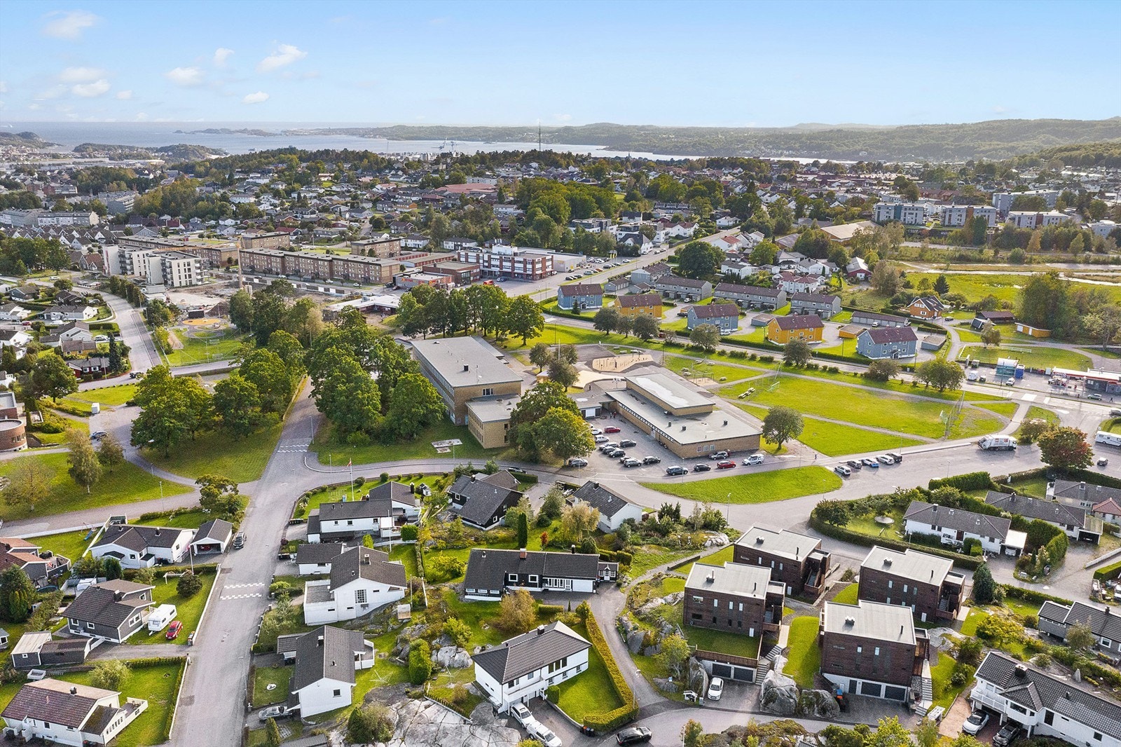 Kort vei til skole, svømmehall og kjøpesenter. Galleribilde