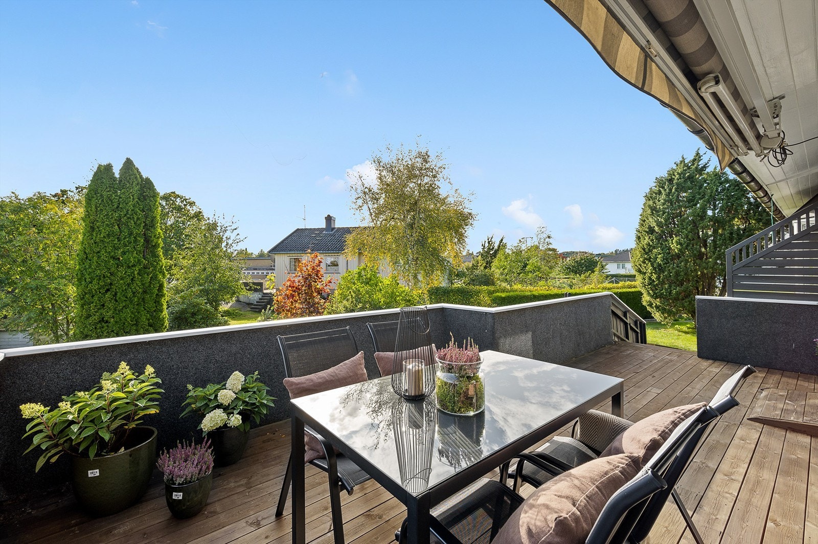 Veranda med god plass til ulike sittegrupper. Galleribilde