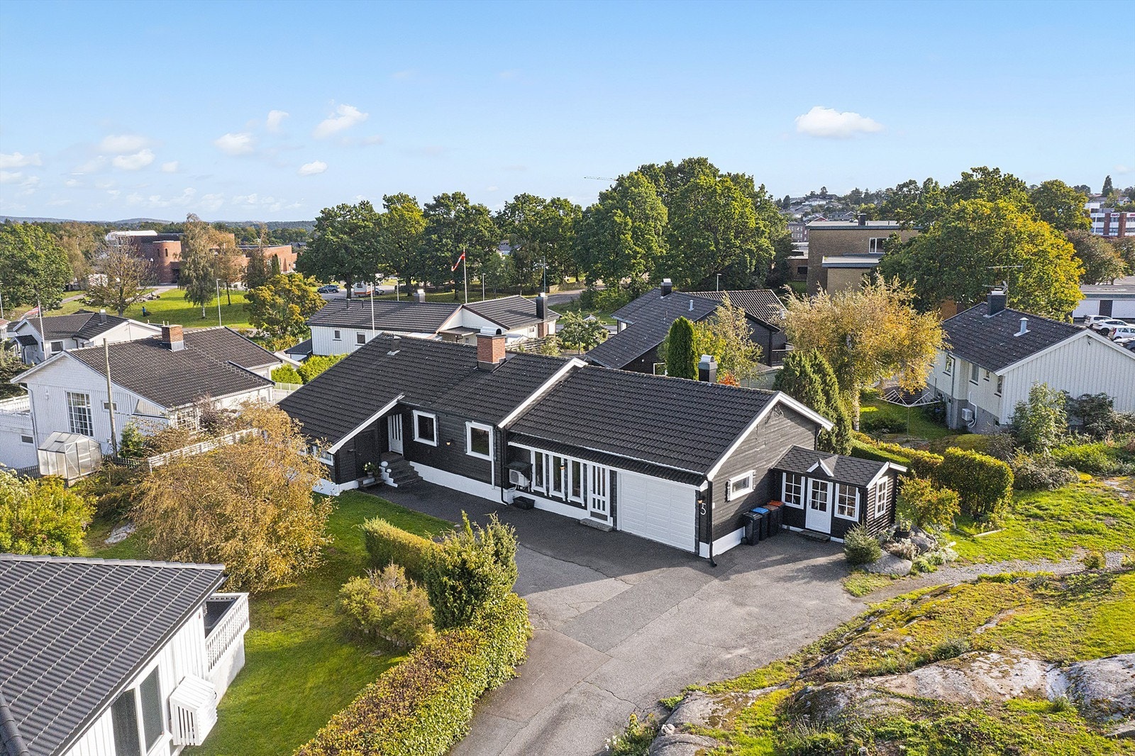 Enebolig med alt på en flate. Galleribilde