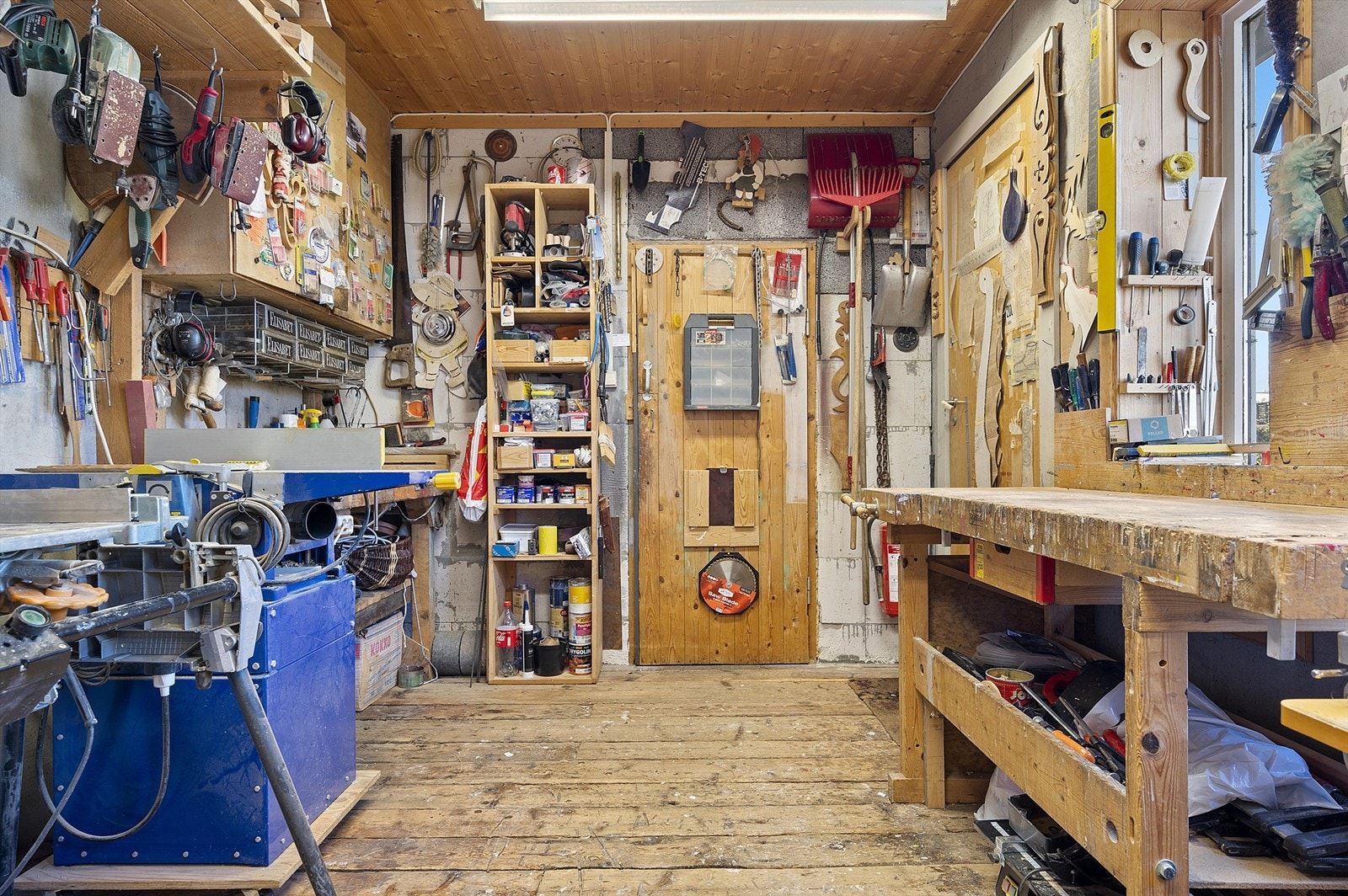 Dreiebenk, hyller og oppheng. Galleribilde
