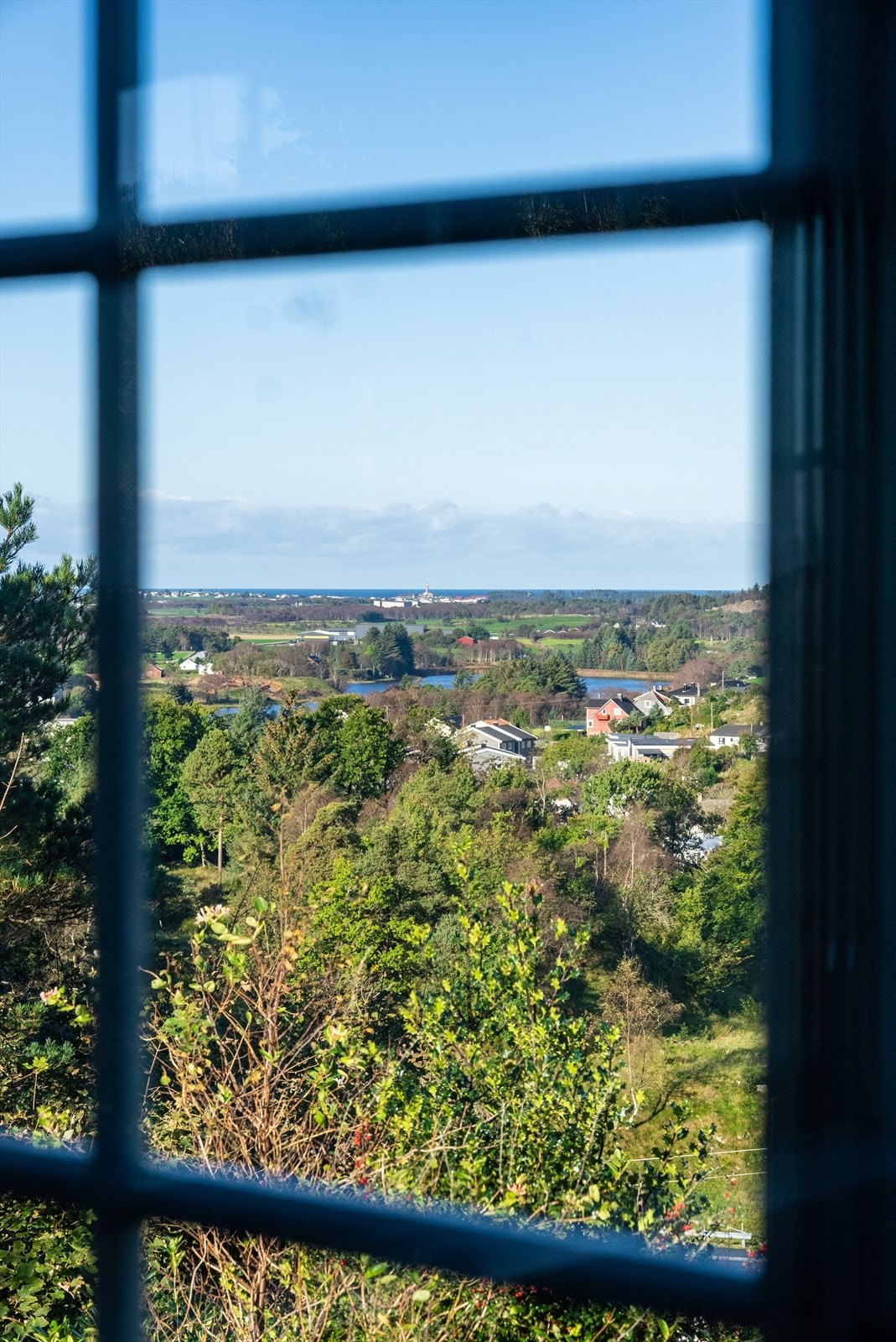 Den flotte utsikten kan nytes fra flere hold i og utenfor eiendommen. Galleribilde
