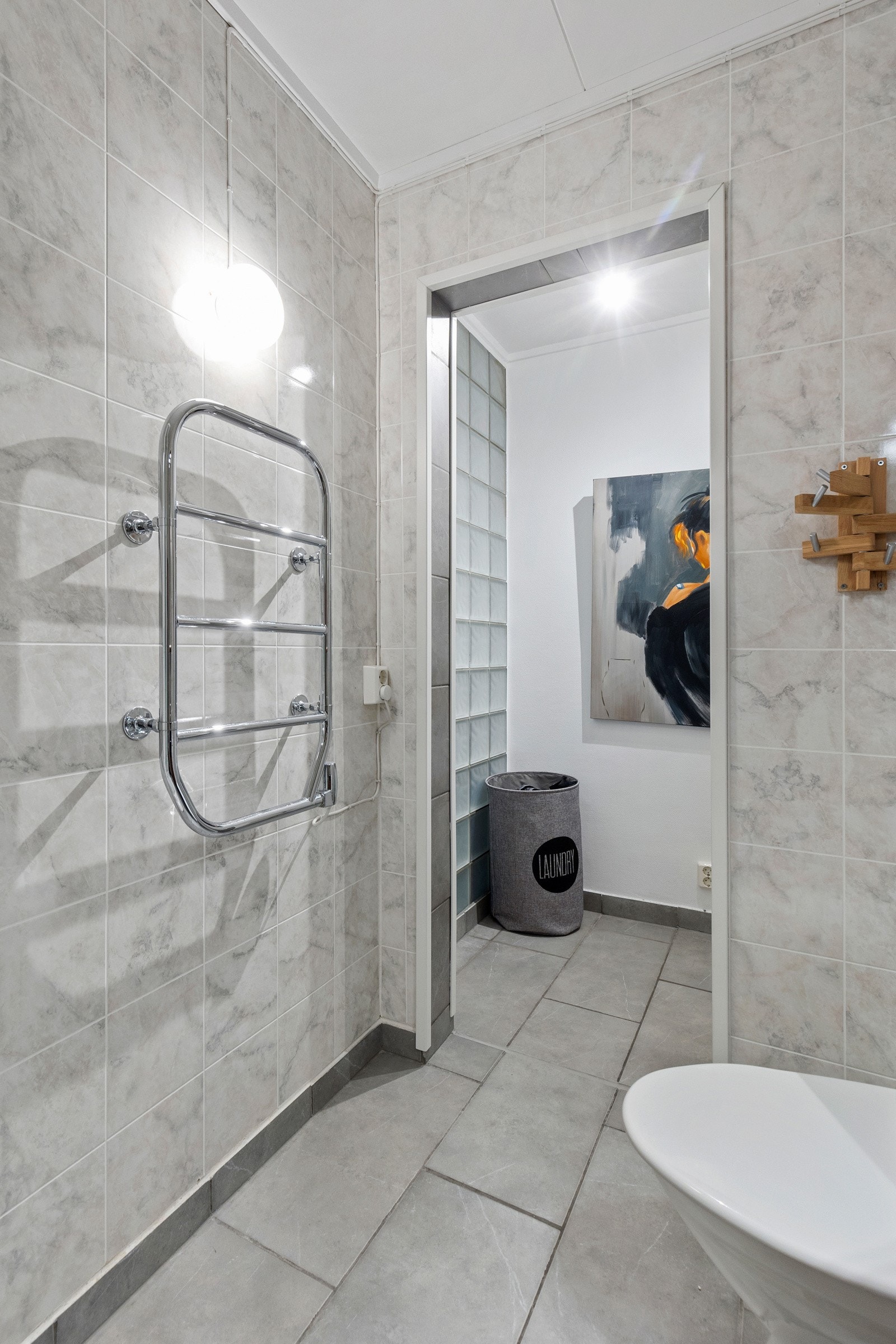 Deler av gangen er bygget om for å lage større bad Galleribilde