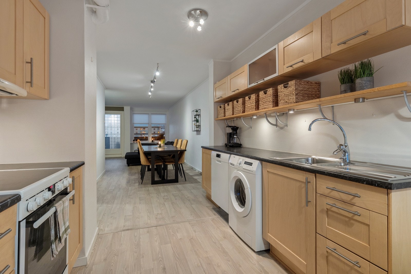 Hvitevarer på kjøkken medfølger. Her er det satt inn vaskemaskin på kjøkkenet. I tillegg har du felles vaskerom i kjelleretasjen Galleribilde