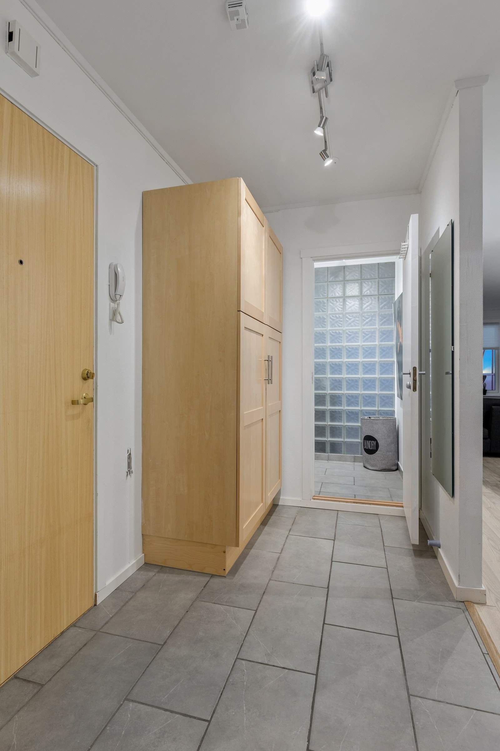 Velkommen inn! Leiligheten ligger i 2. etasje og har en flott flislagt entrè med mulighet for garderobe Galleribilde