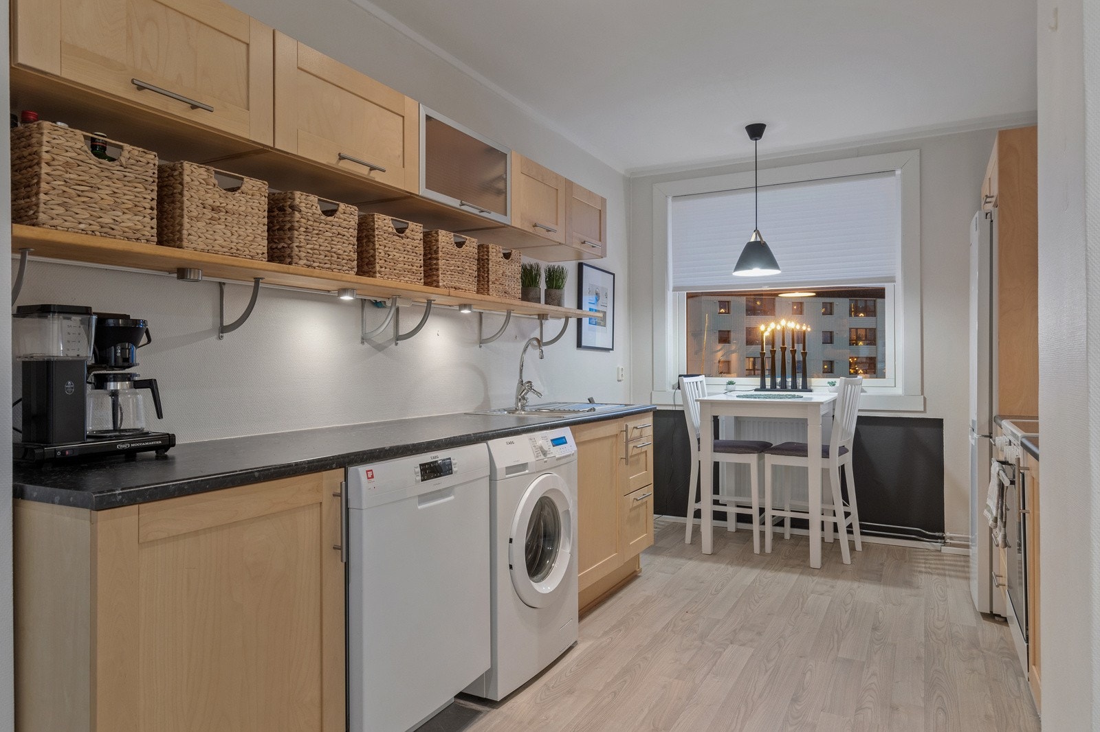 I enden av kjøkkenet har du plass til et frokostbord hvor du kan ta morgenkaffen Galleribilde