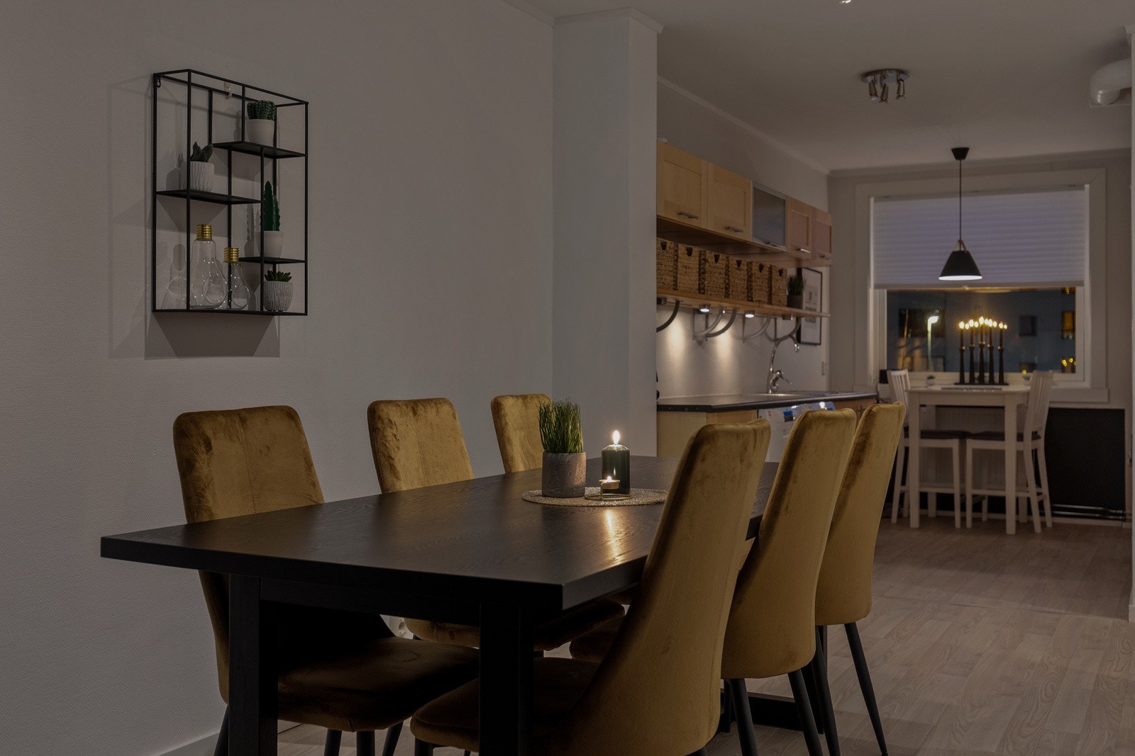 Med den romslige stuen har du god plass til å ha gjester på besøk Galleribilde