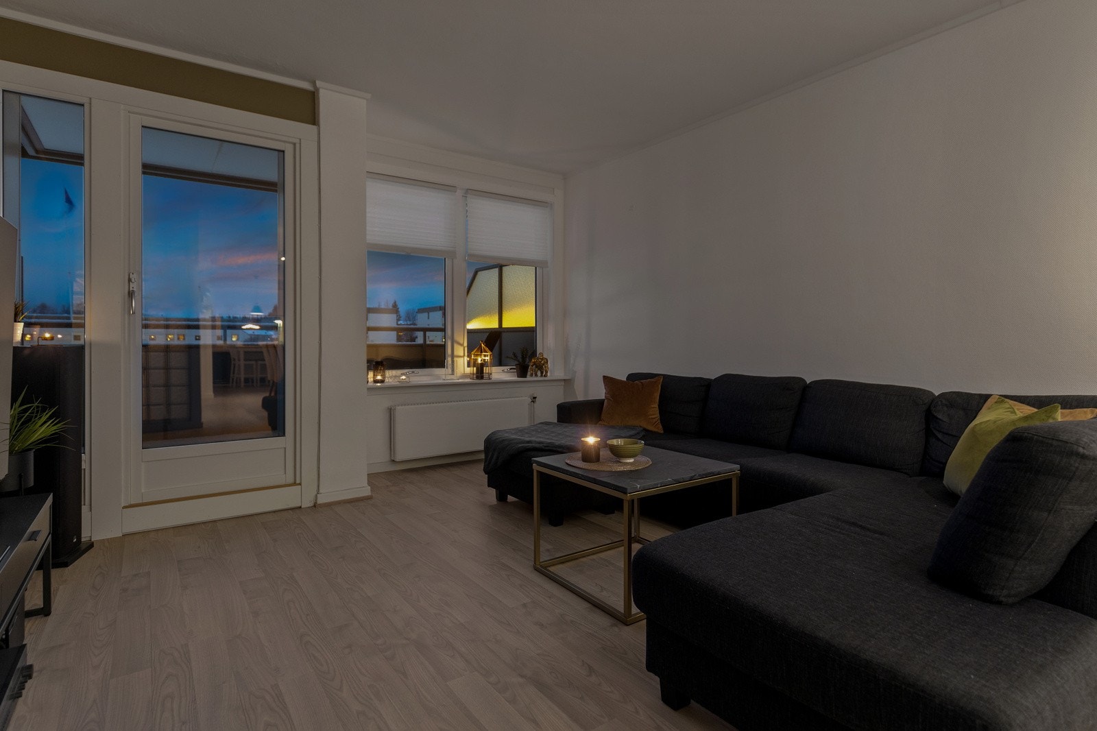 Lun stue med utgang til balkong hvor du kan nyte solen på ettermiddag og kveldstid Galleribilde