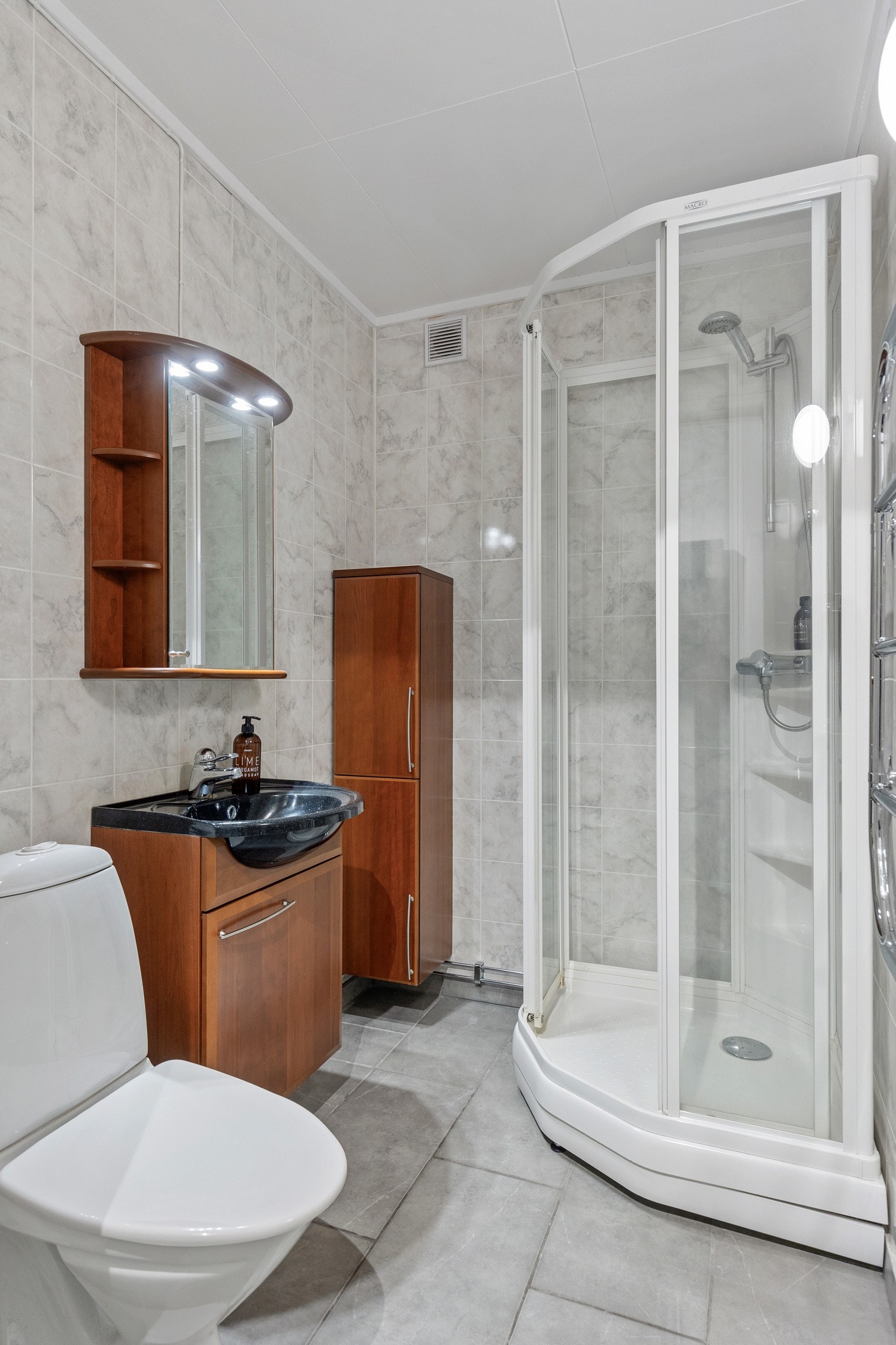 Badet er av god størrelse og er smart utnyttet Galleribilde