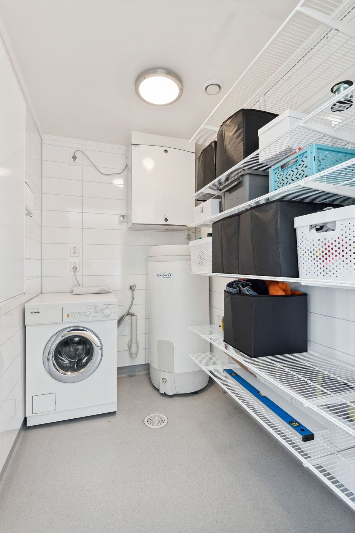 Teksnisk rom med opplegg for vaskemaskin. Galleribilde