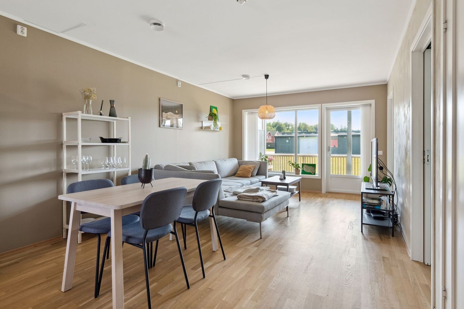 Lys og flott stue med store vindusflater som sørger for mye lysinnslipp. Galleribilde