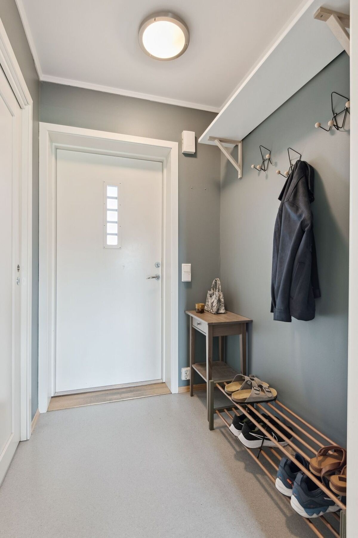Lys gang med god plass til oppbevaring av klær og sko. Galleribilde