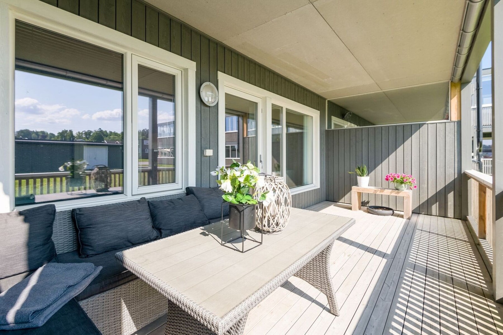 Terrassen er takoverbygd og er av god størrelse. Galleribilde