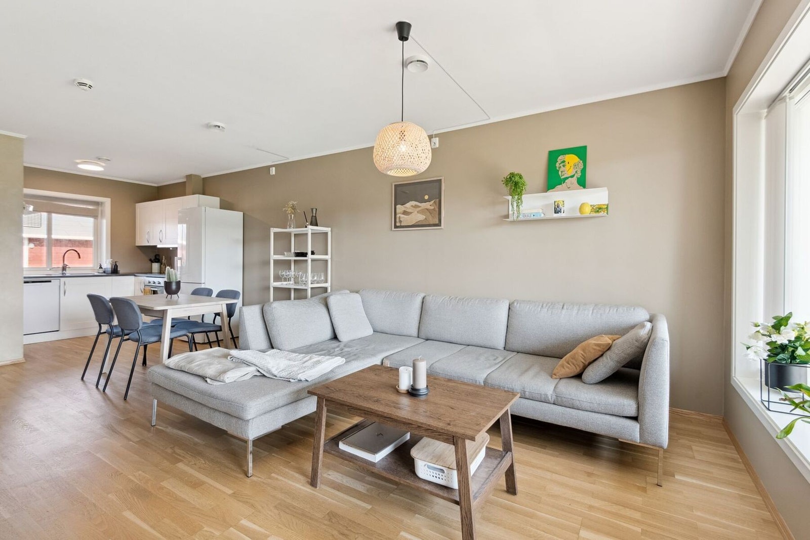 God plass til både spisebord og sofagruppe. Galleribilde