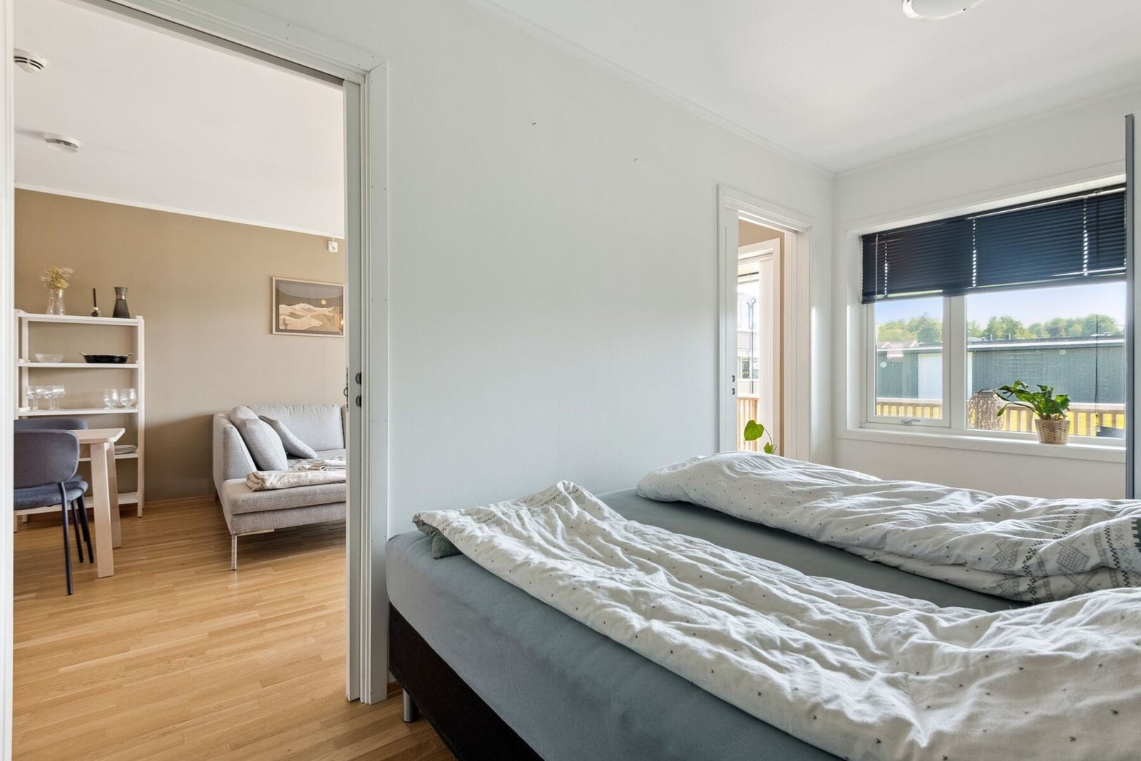 Romslig soverom med to inngangsdører og garderobeløsning Galleribilde