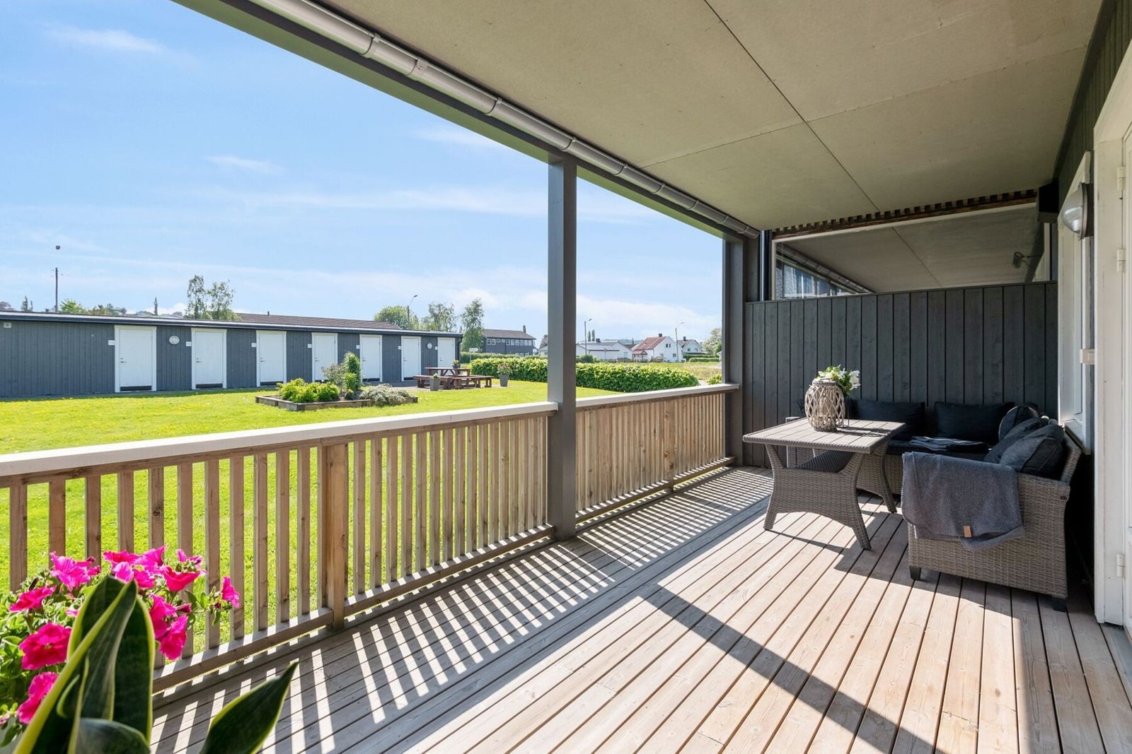 Stor terrasse med gode solforhold. Galleribilde