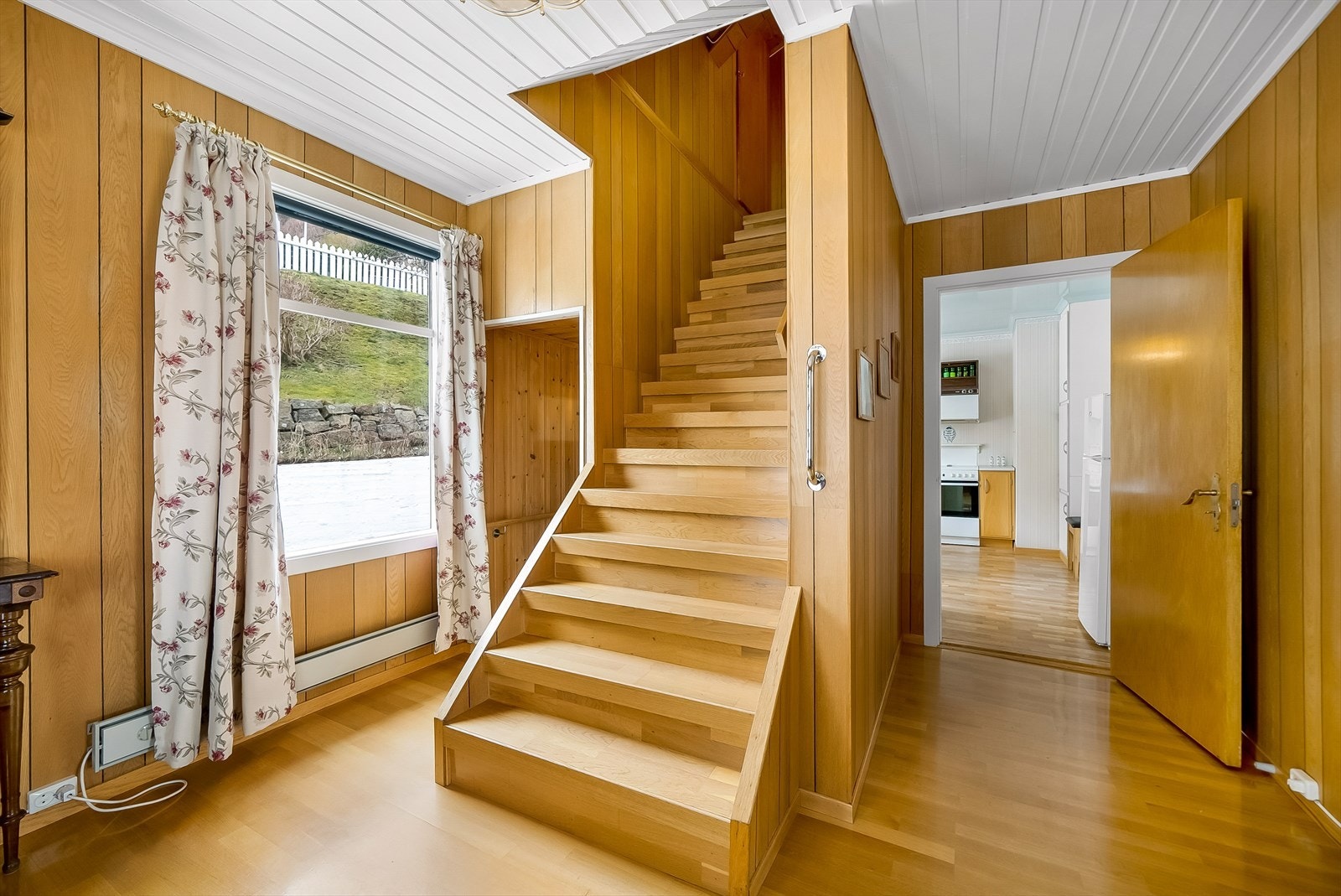 Hall med avkledningsplass. Trapp opp til loft og til kjeller. Galleribilde