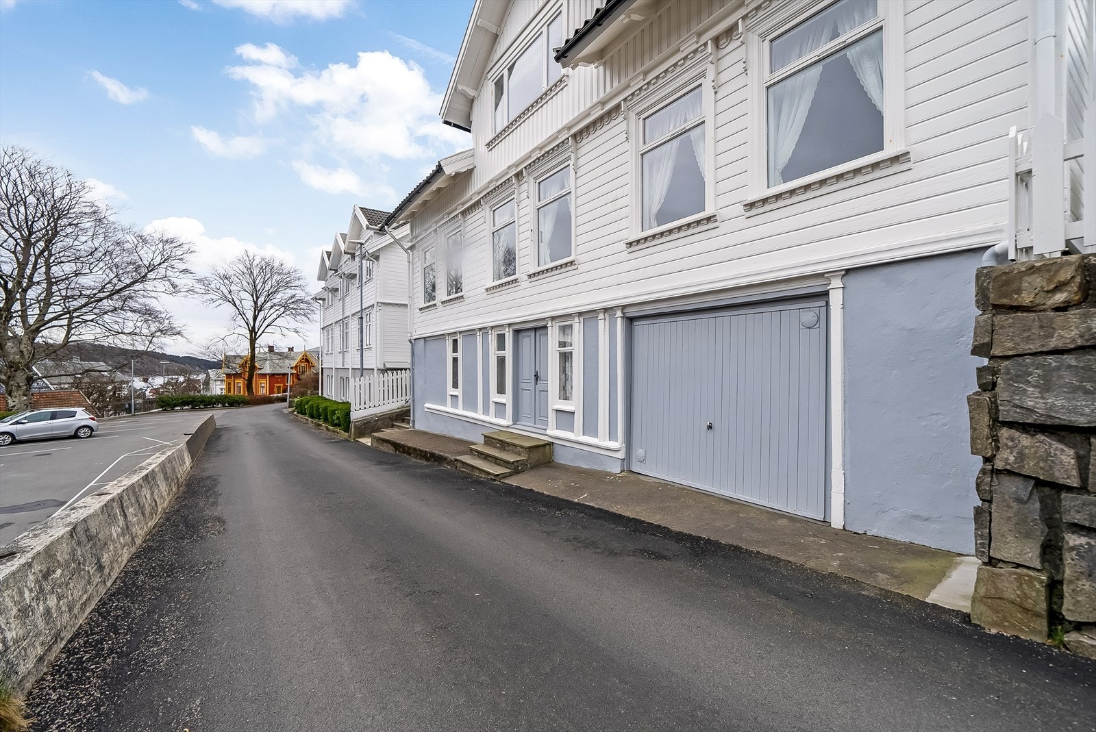 Garasje i boligen med innkjøring fra Parkveien. Galleribilde