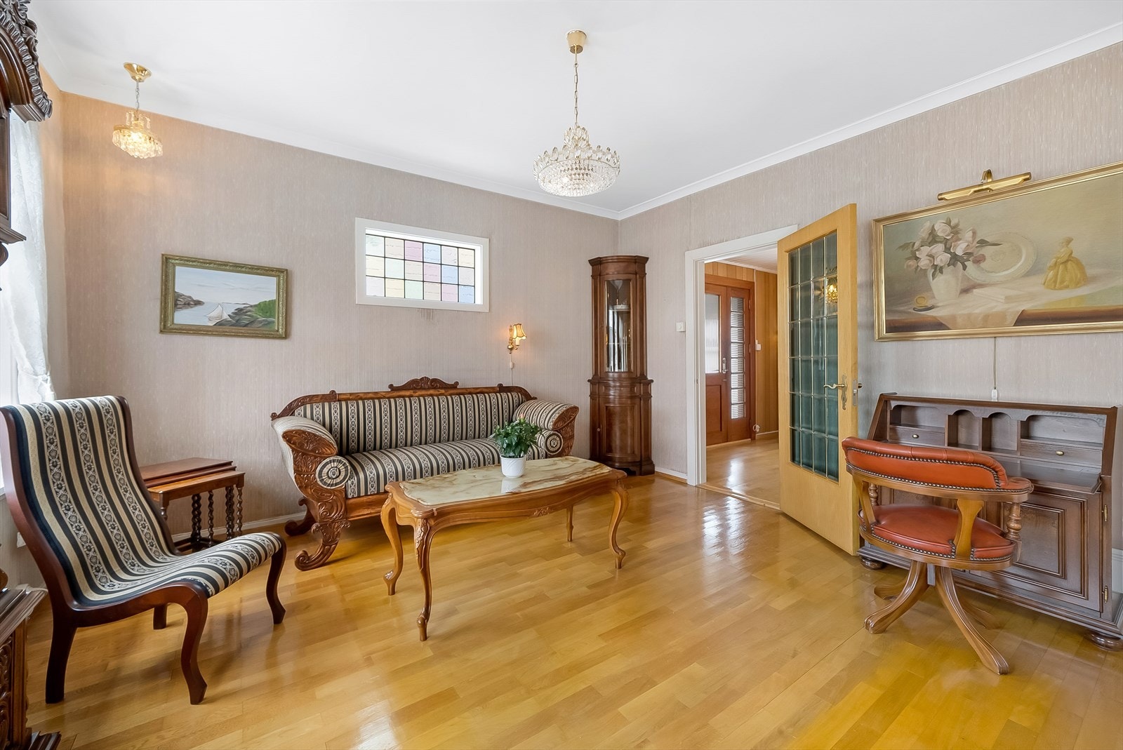 Lys stue med mulighet for innredning i soner. Galleribilde
