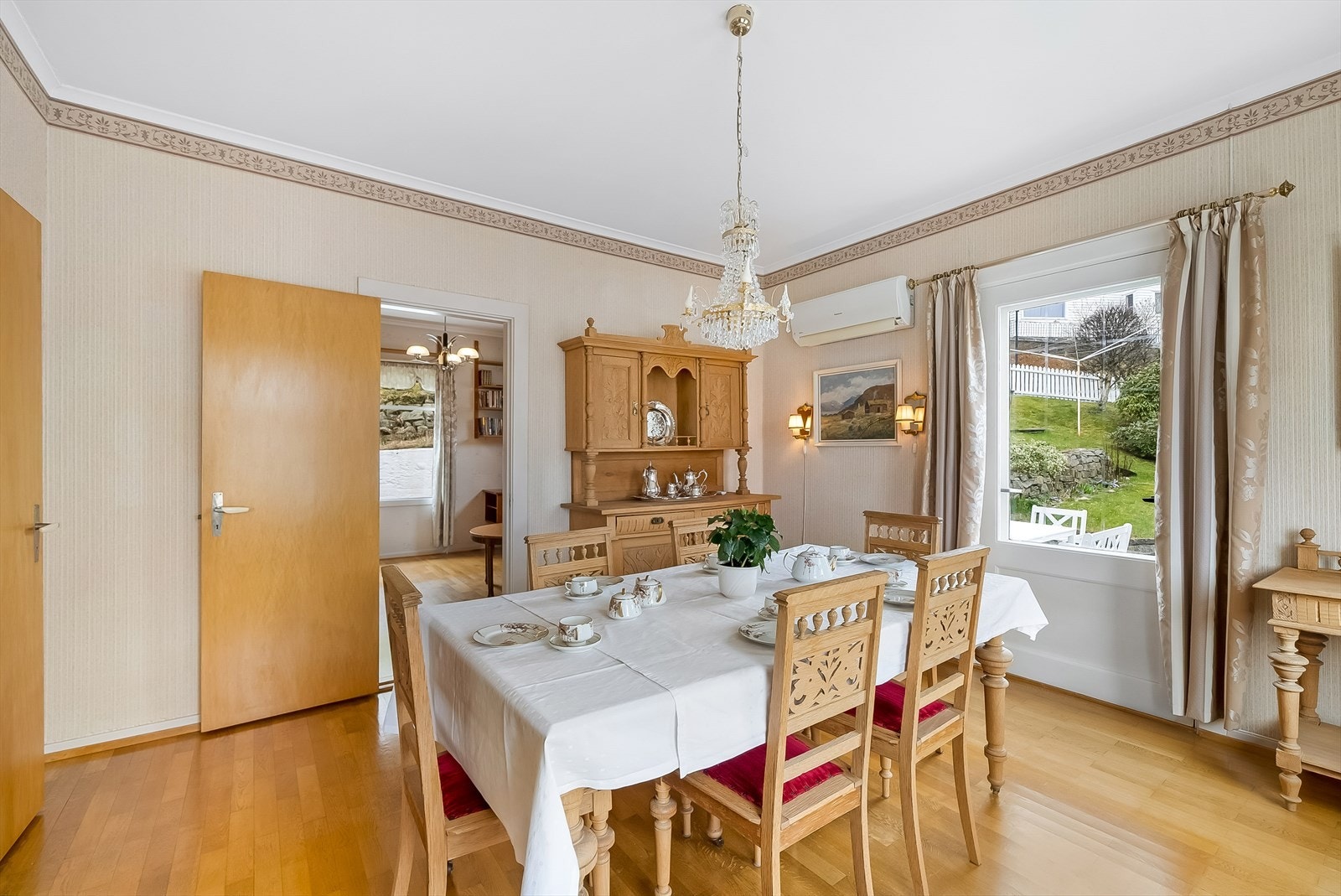Utgang til en skiferlagt uteplass fra spisestuen. Galleribilde