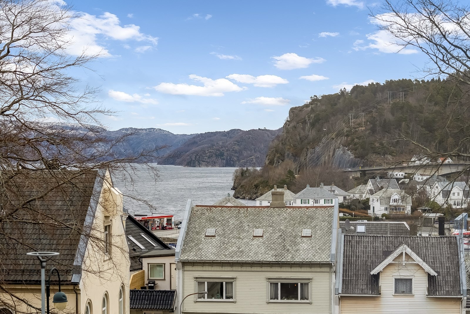 Lyngdalsfjorden kan sees fra eiendommen. Galleribilde