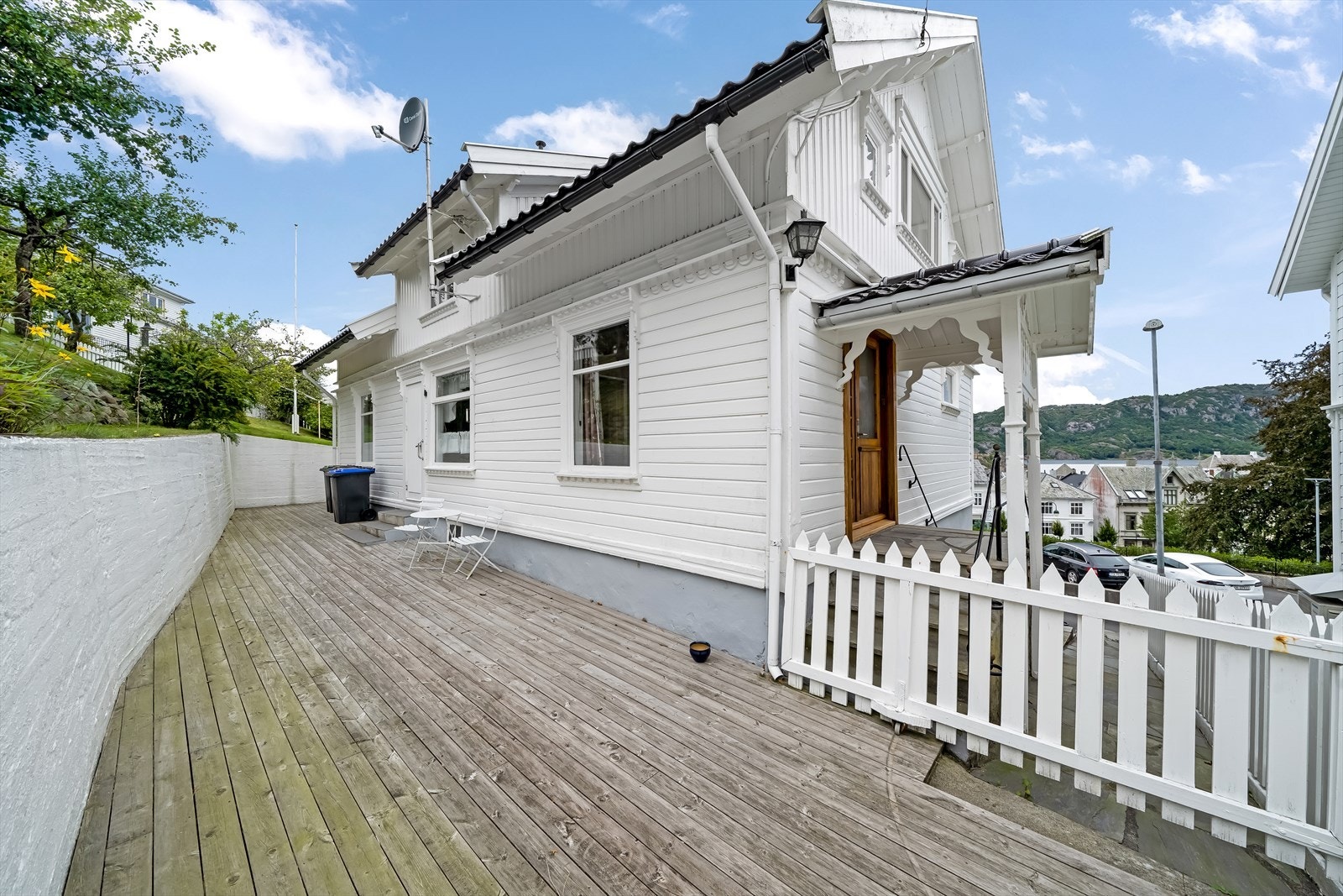 Terrasse bak boligen med utgang fra kjøkken Galleribilde