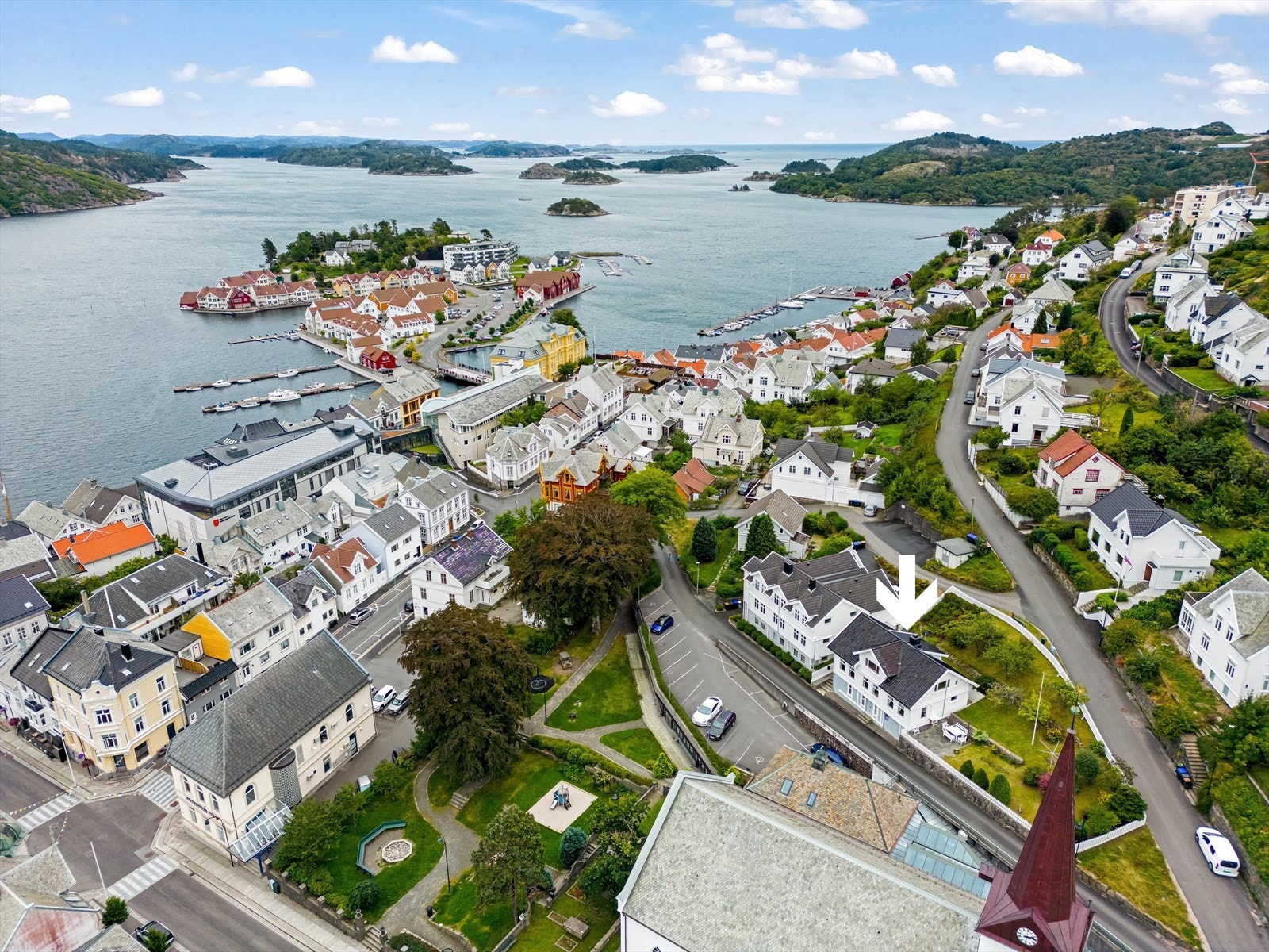Fint beliggende eiendom i bykjernen med parkanlagt hage. Galleribilde