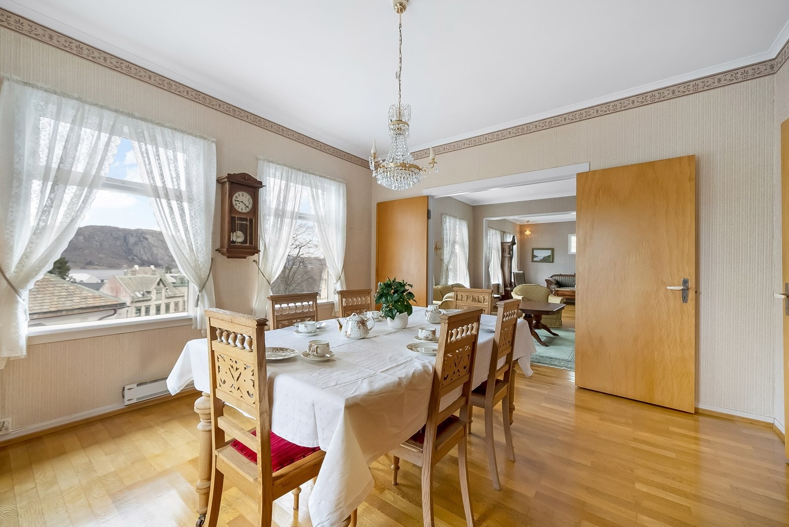 Stor spisestue med god plass til å anrette til langbord ved spesielle anledninger. Galleribilde