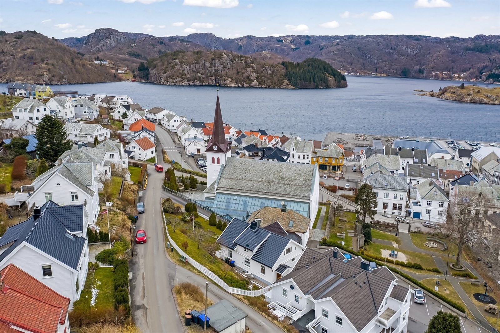 Eiendommen ligger i bykjernen rett ved Frelserens kirke. Galleribilde