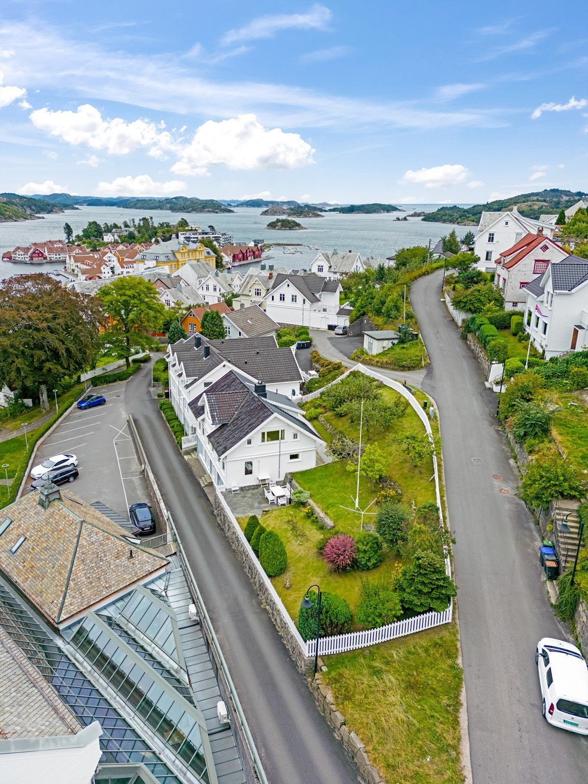 Fint beliggende eiendom i bykjernen med parkanlagt hage. Galleribilde