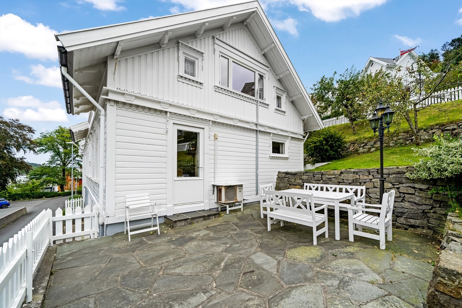 Skiferlagt terrasse med utgang fra spisestuen. Galleribilde