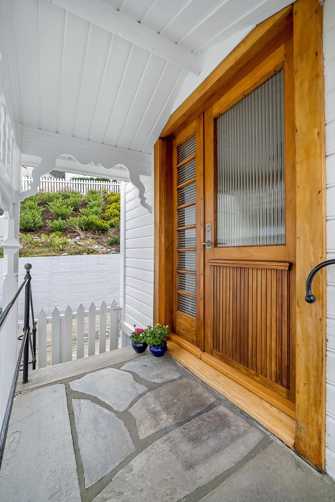 Inngangsdør i teak med sidefelt i glass. Velkommen inn. Galleribilde