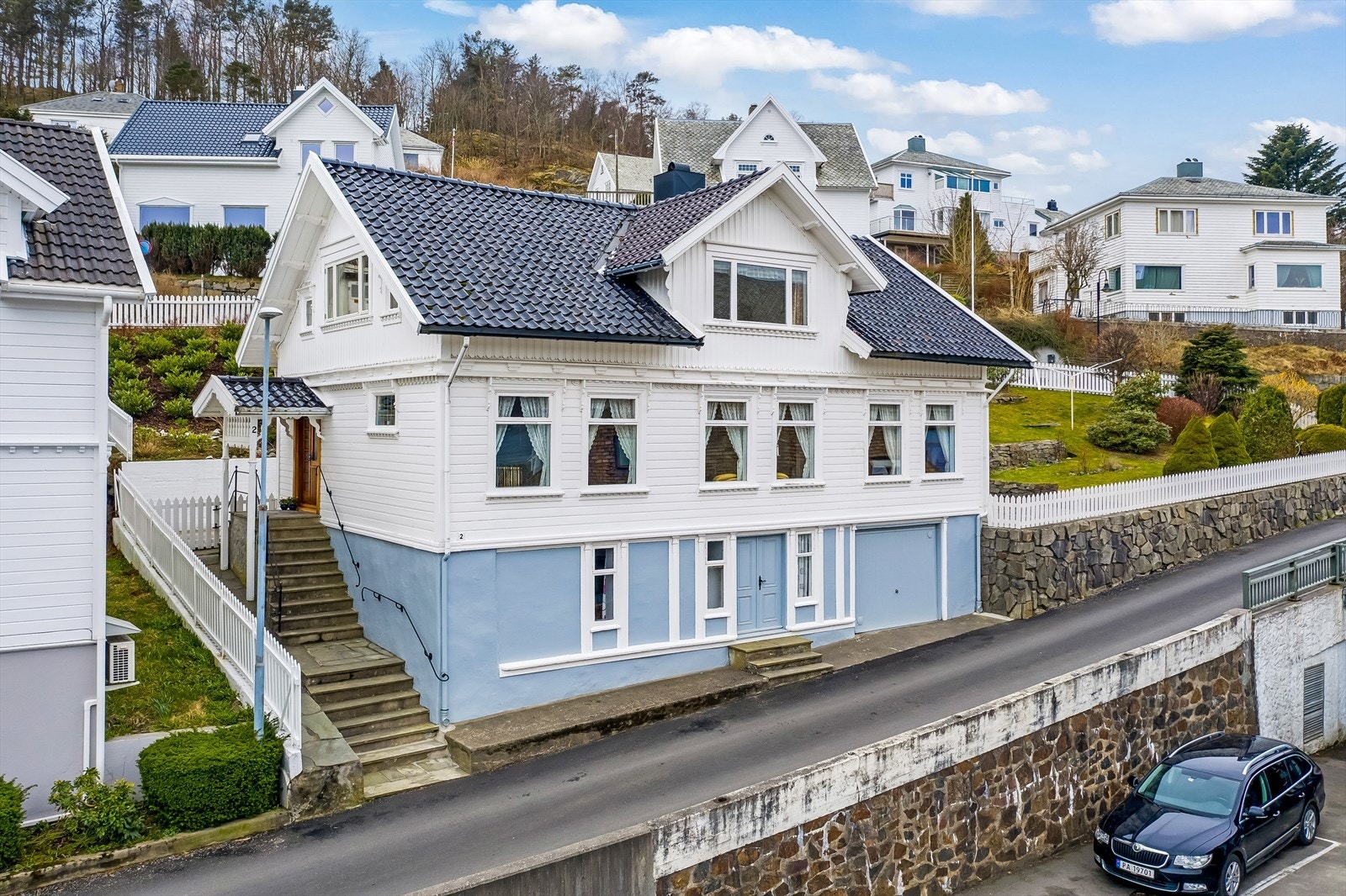 Boligen er ført opp i Sveitserstil, dog mangler man den originale vindusdeligen. Galleribilde