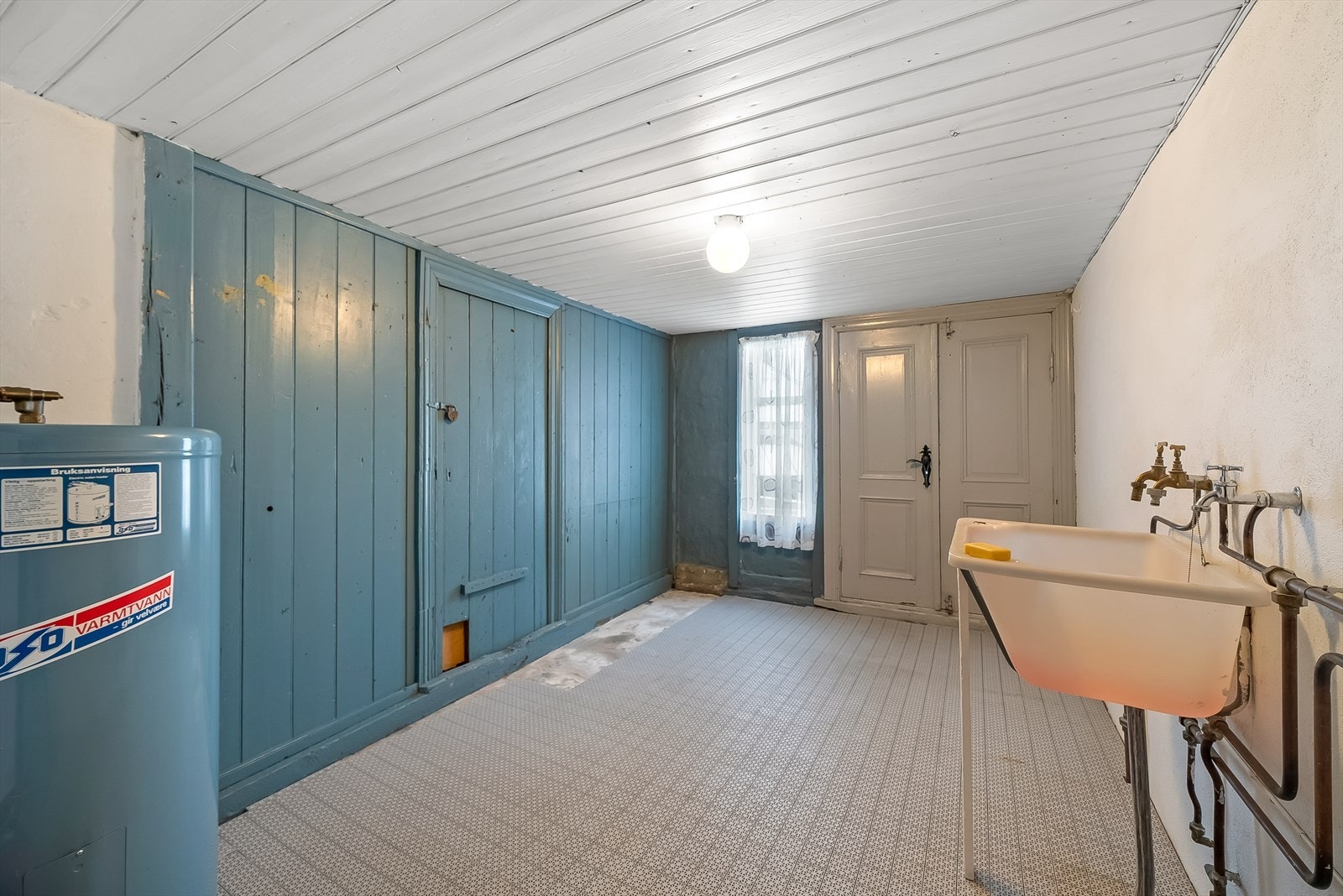 Vaskerom i kjelleren med utgang til gateplan. Galleribilde