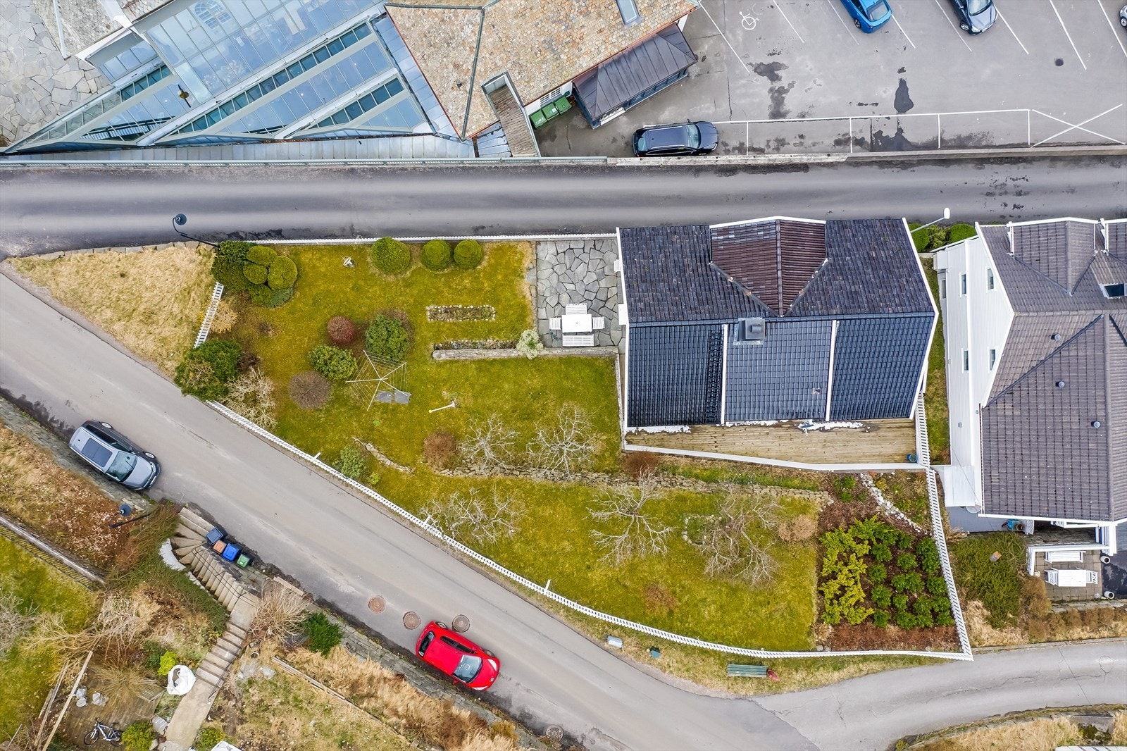 Dronefoto - eiendommen sett i fugleperspektiv. Galleribilde