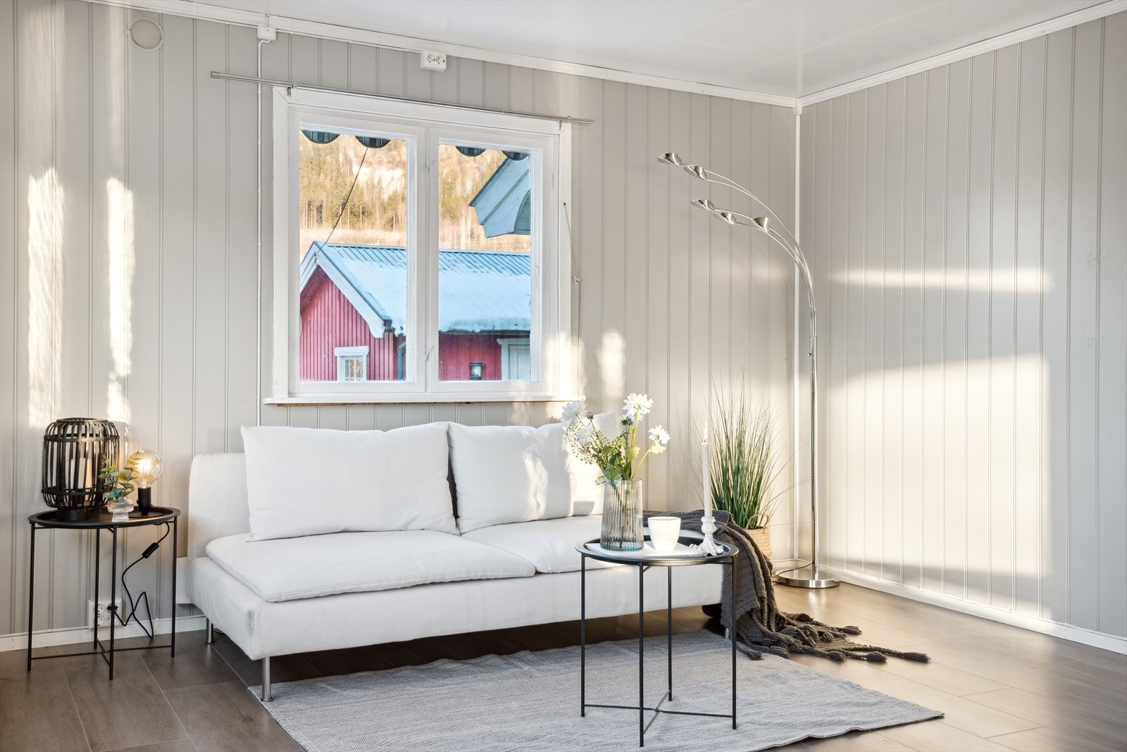 I første etasje er det en romslig stue og spisestue med nye overflater Galleribilde