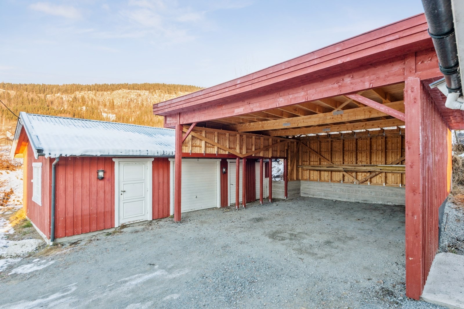 Garasje, uthus og carport. Galleribilde