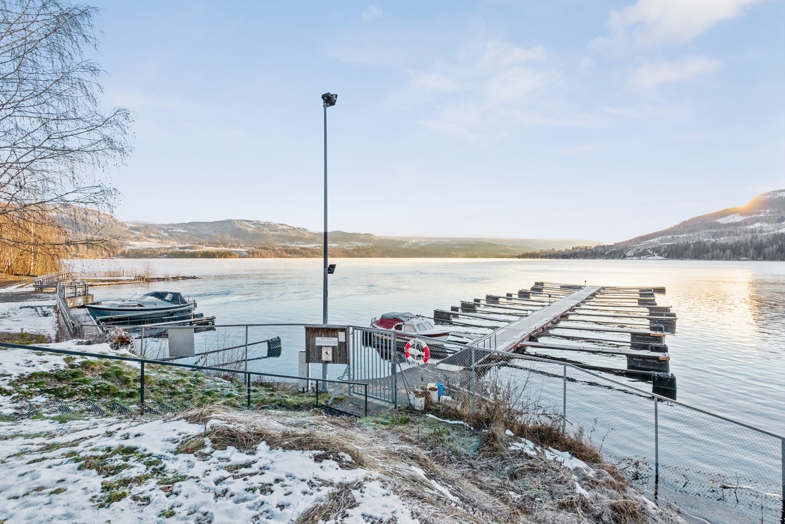 Området er fint for båtinteresserte med mulighet for båtplass i småbåthavna. Galleribilde
