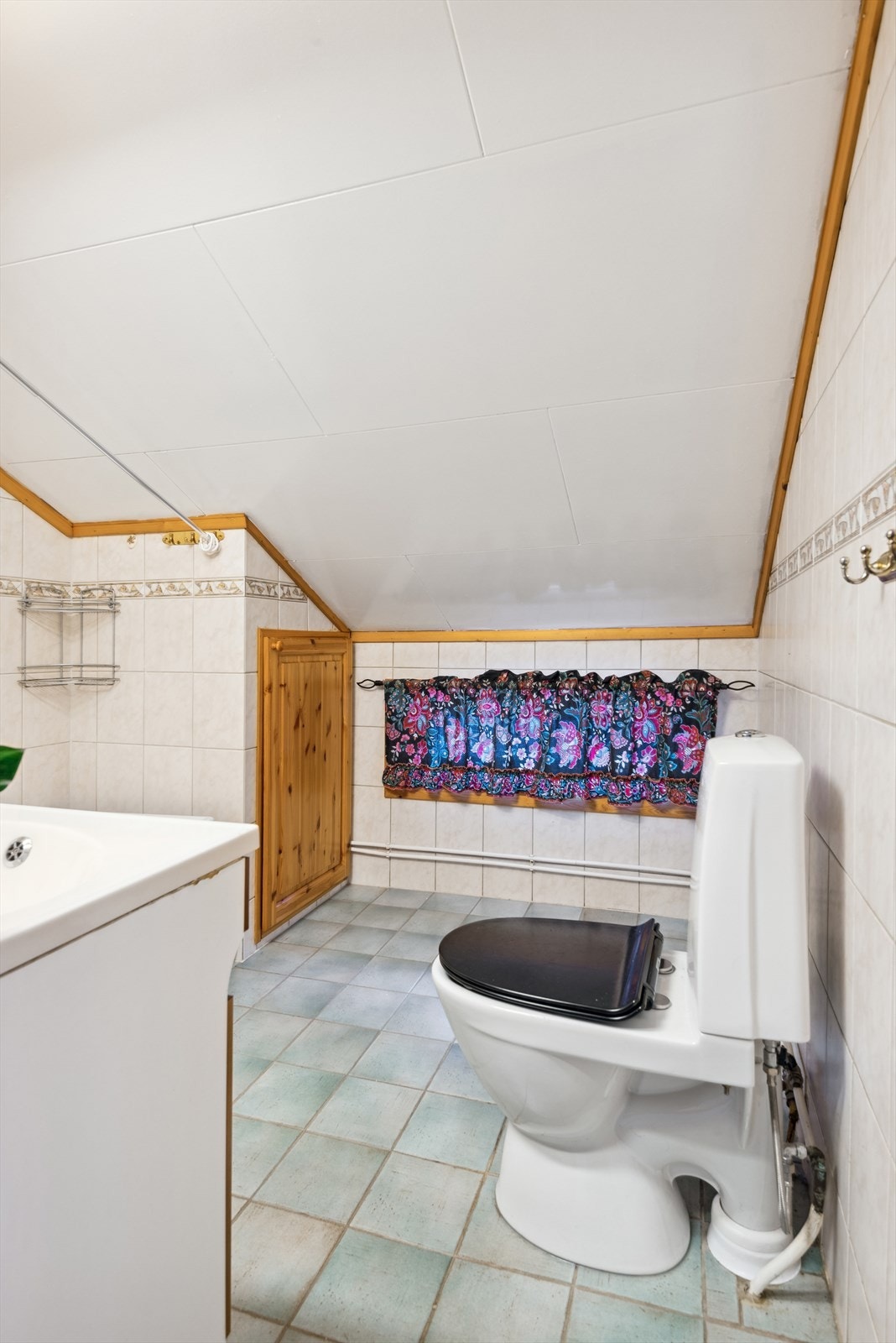 Badet er innredet med badekar, servant med skap og WC. Galleribilde