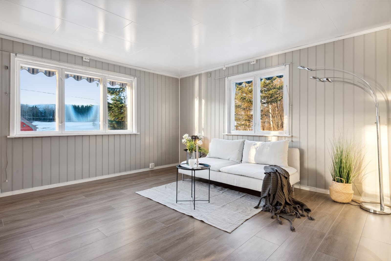 Boligen går over 1,5 etasje med kjeller og har hele fem soverom og et bad i andre etasje Galleribilde