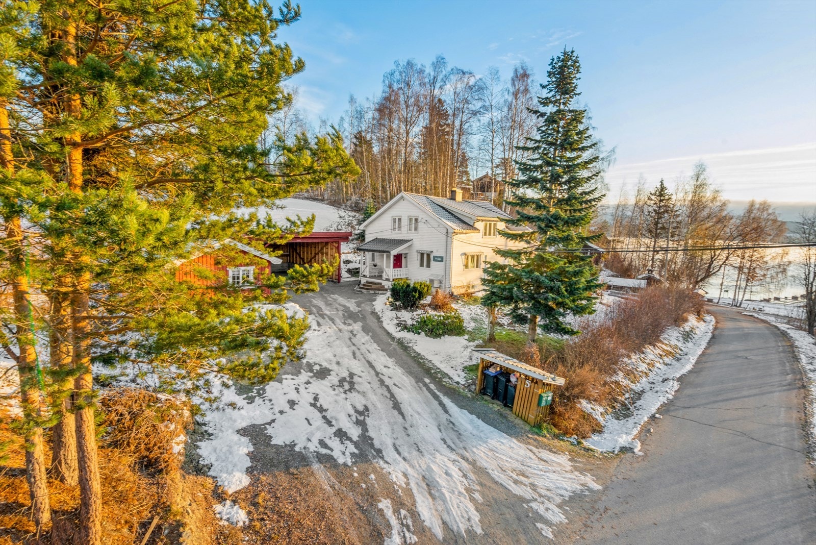 En idyllisk og usjenert beliggenhet nederst i Dampbåtvegen mot småbåthavna på Odnes. Galleribilde
