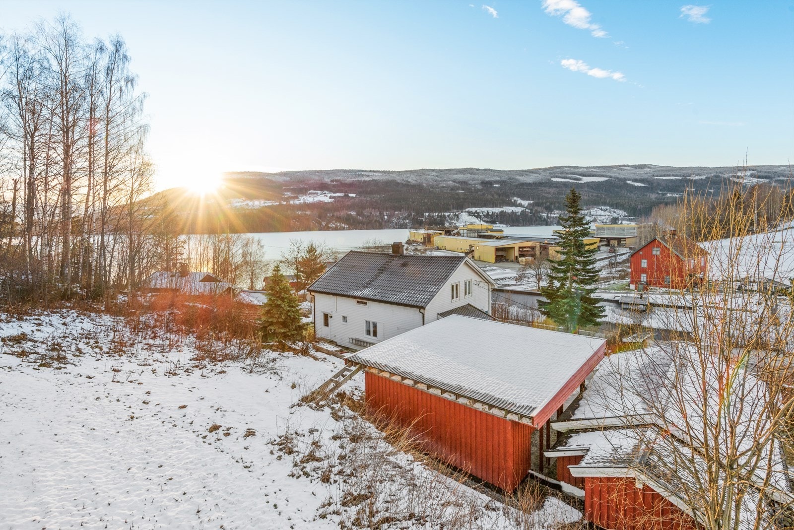 Eiendommen har lite innsyn, men likevel flott utsyn utover en svært pent opparbeidet hage og utsikt over Randsfjorden. Galleribilde