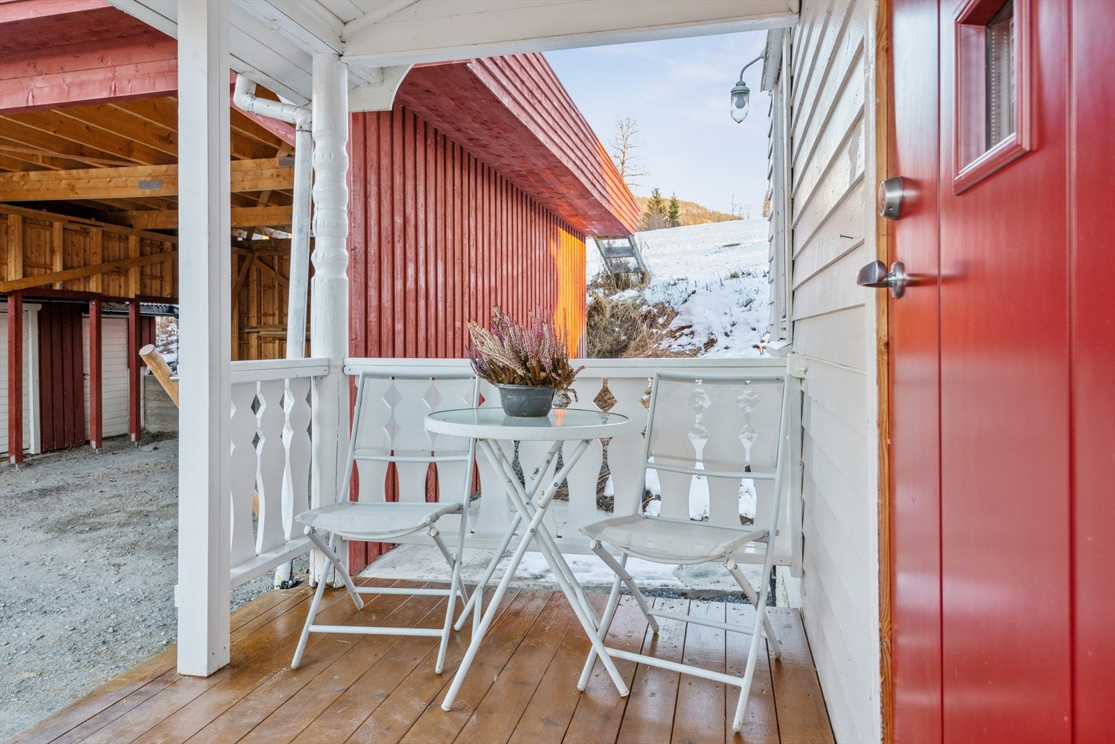 Boligen har et hyggelig inngangsparti. Galleribilde