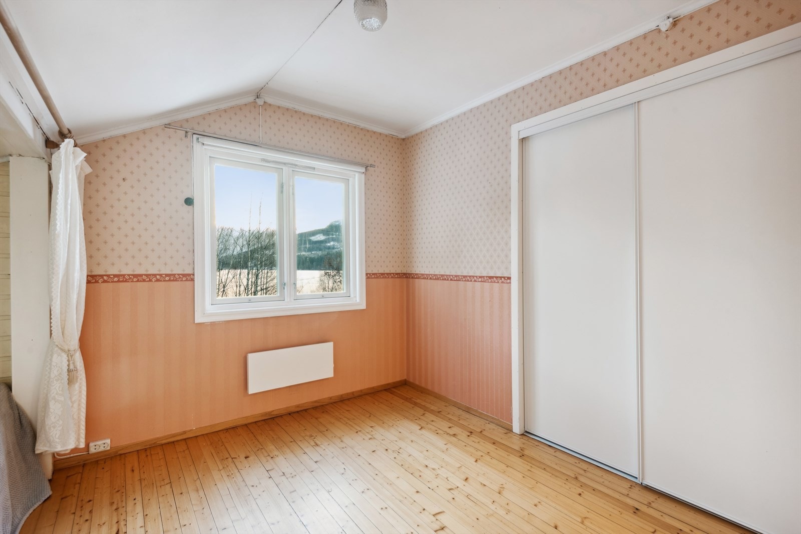 Dette soverommet har også godt med oppbevaringsplass i skyvedørsgarderobe. Galleribilde