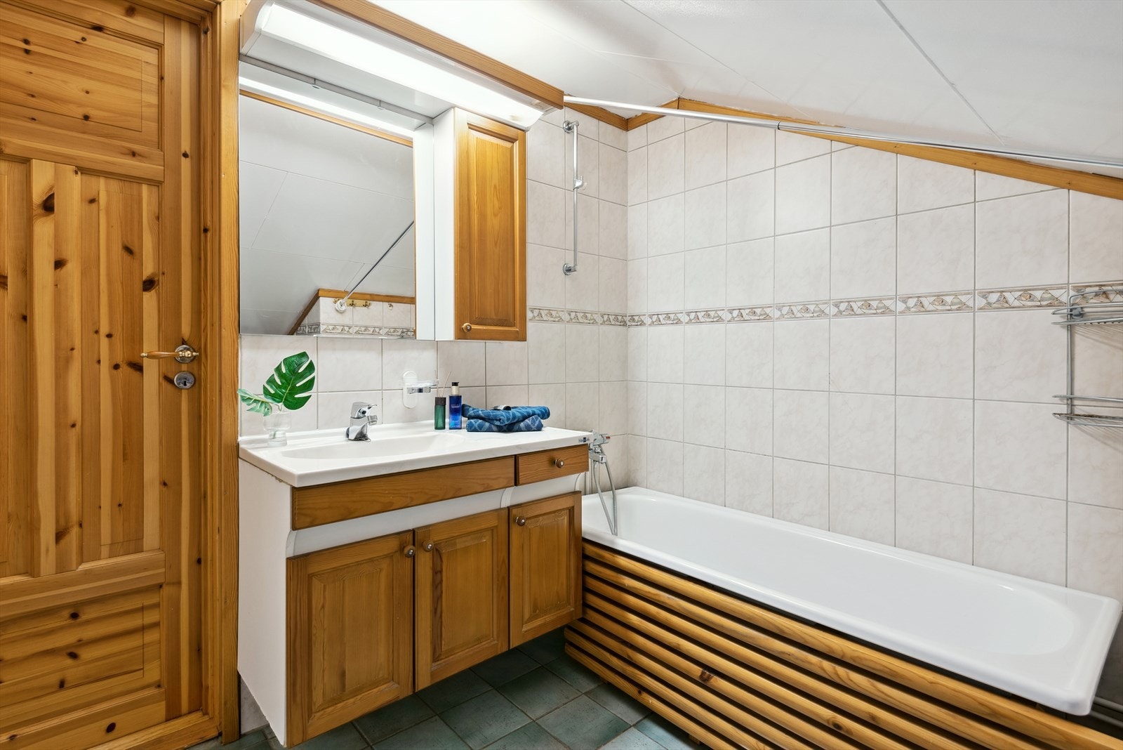 Badet er antatt fra 1980 tallet med fliser på gulv og vegger. Galleribilde