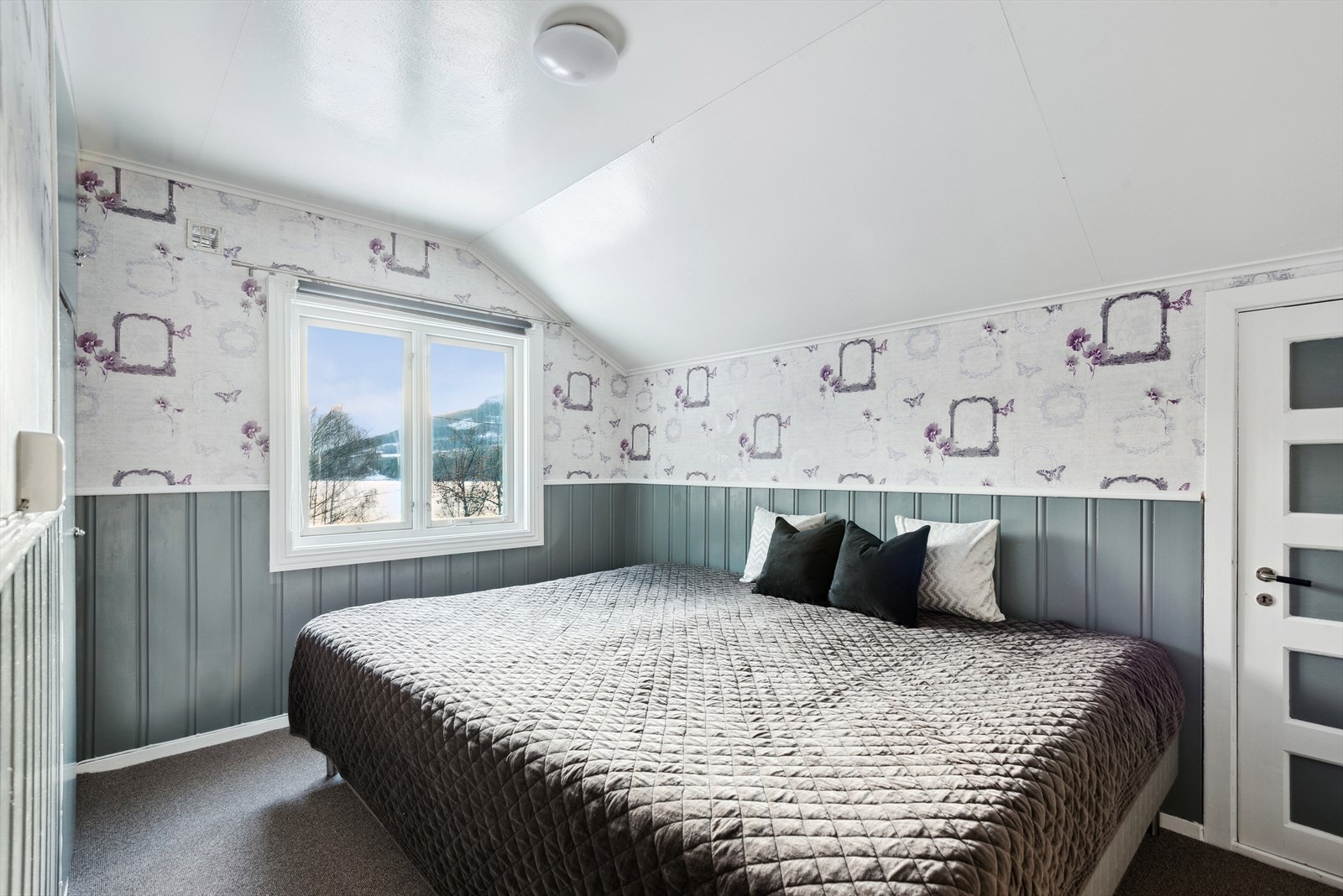 Soverom nummer to med innebygd garderobe og liten walk - in garderobe i kneveggen. Galleribilde