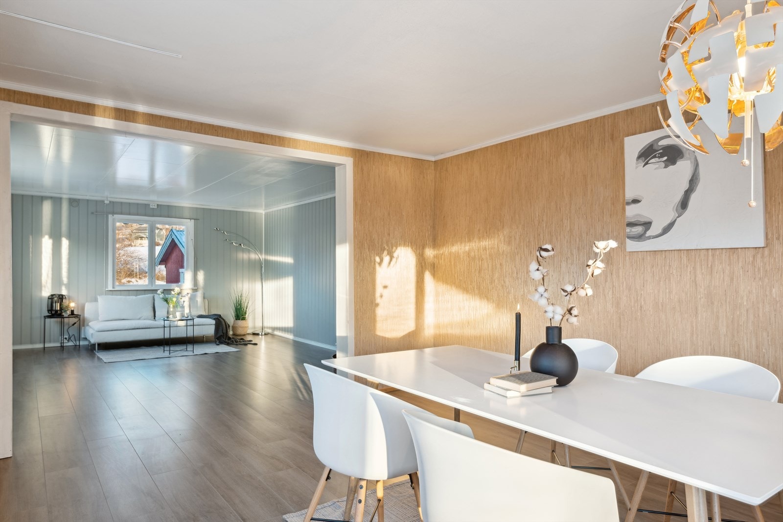 Fra stpisestua er det utgang til overbygd terrasse og platting, og til koselig hage og solrike uteplasser Galleribilde