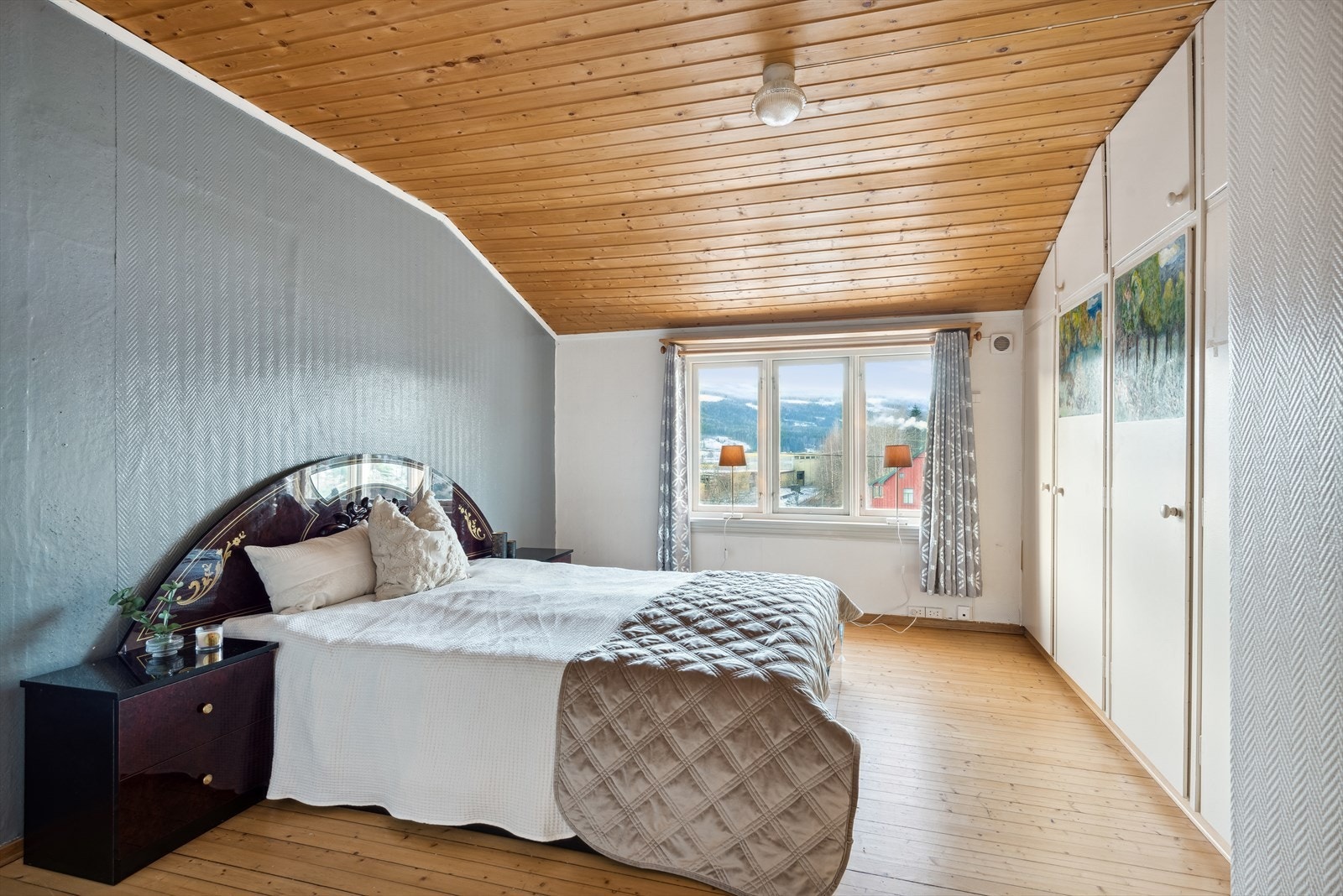 Romslig soverom med innebygd skapplass. Galleribilde