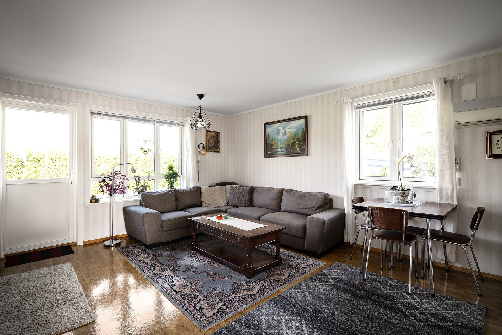 Romslig stue med adkomst til vestvendt terrasse Galleribilde