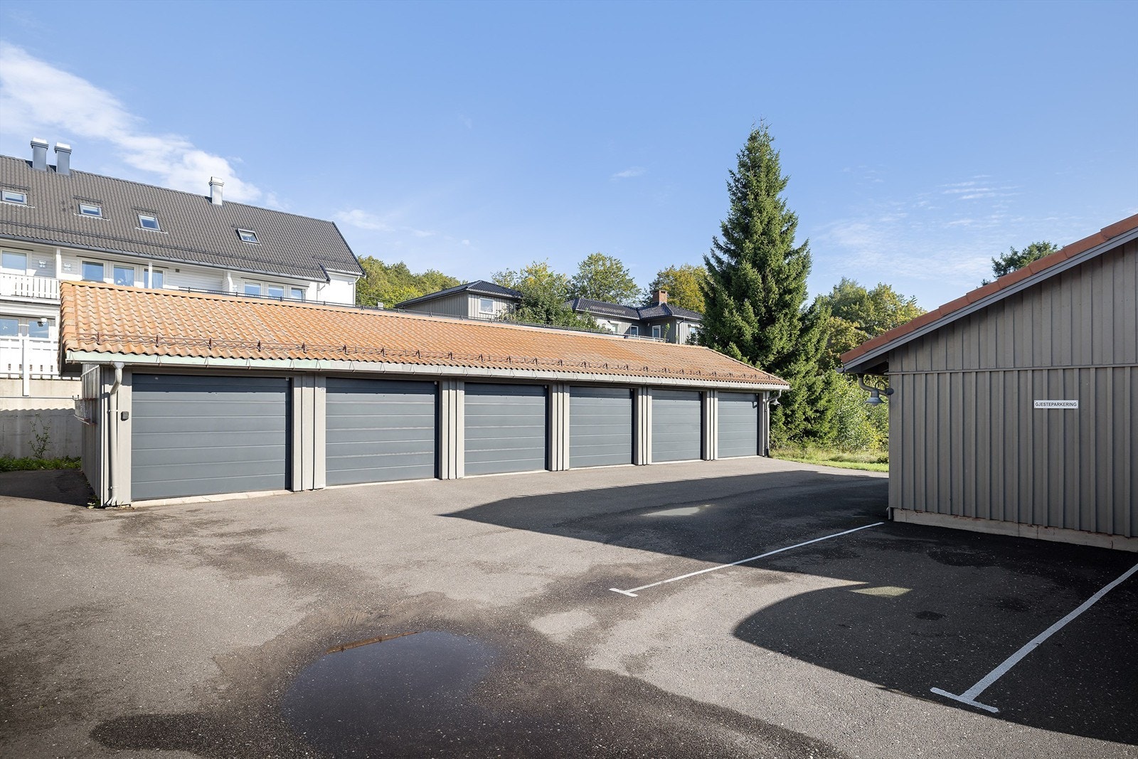 Egen garasje følger boligen Galleribilde