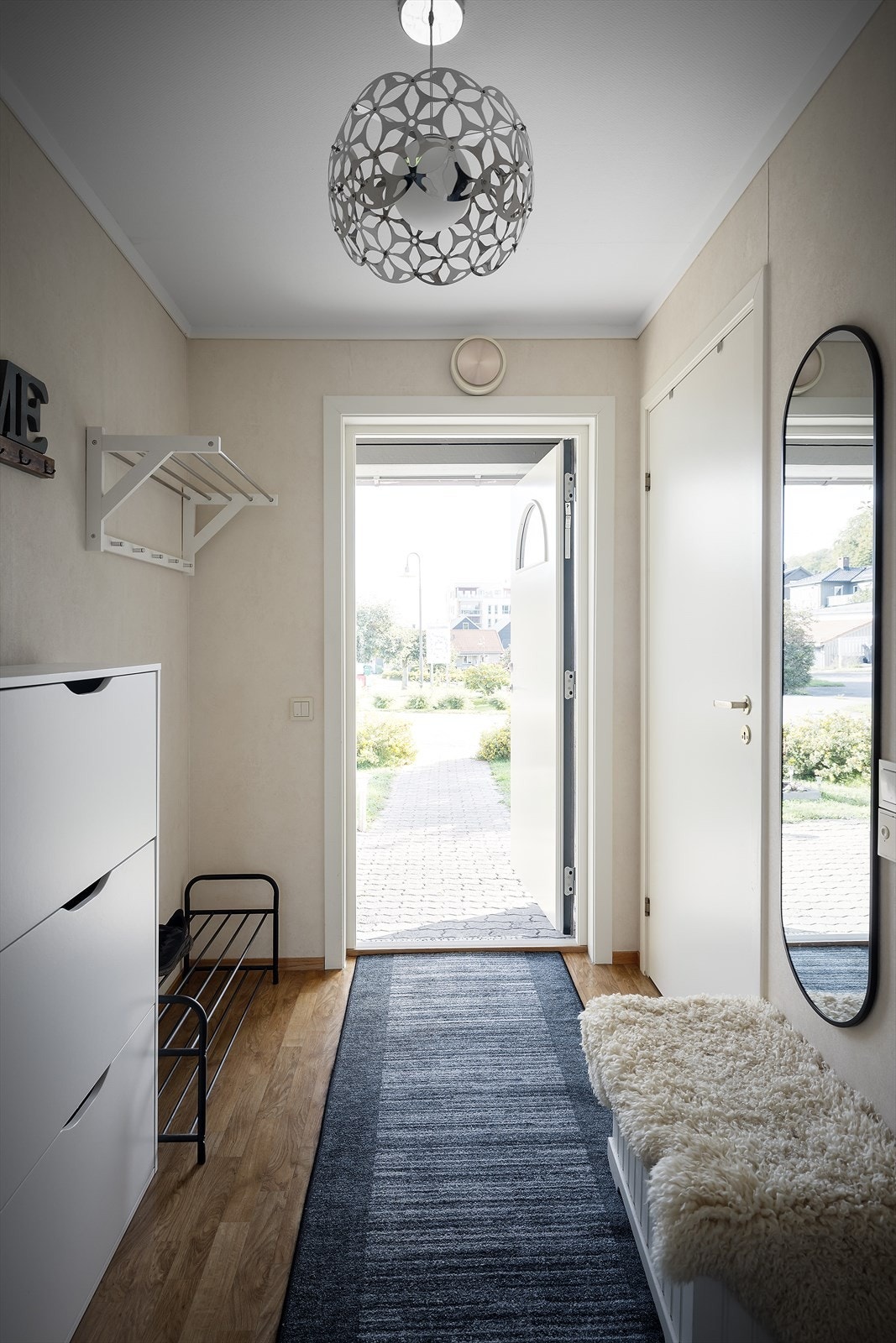 Hall med plass til å henge av ytterklær Galleribilde